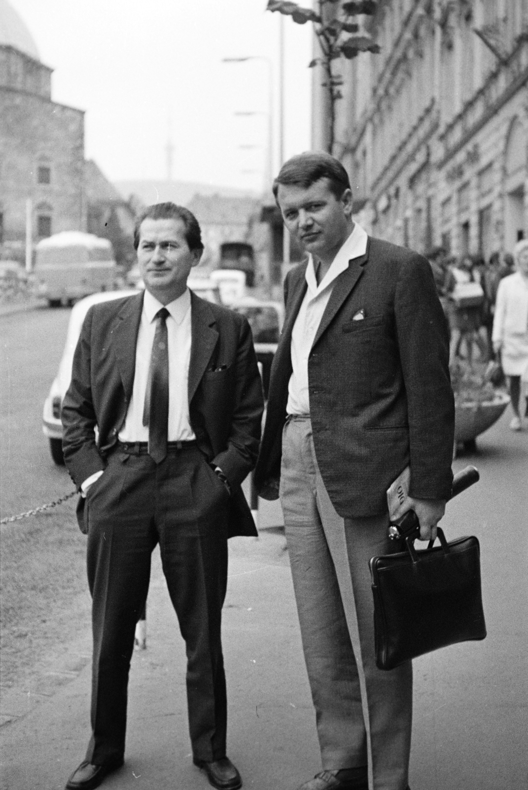 Hungary, Pécs, Széchenyi tér, balra a háttérben a Dzsámi. Fodor András költő és Bertók László író, költő., 1970, Fodor András örökösei, Fortepan #270946