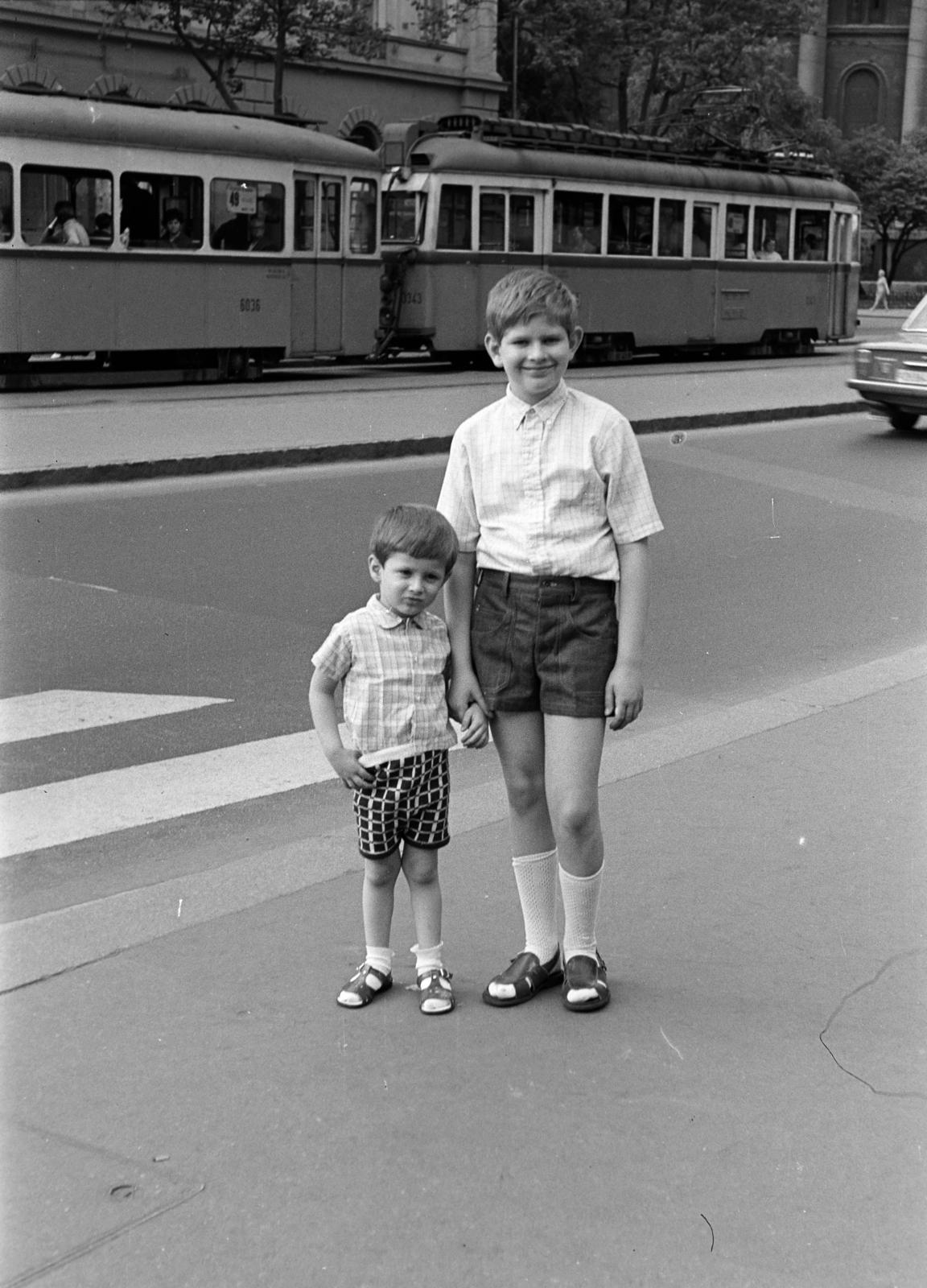 Magyarország, Budapest V.,Budapest VI., Bajcsy-Zsilinszky út, a felvétel az Andrássy út (Népköztársaság útja) közelében készült, háttérben a Szent István-bazilika., 1973, Fodor András örökösei, Budapest, gyerekek, testvérek, Fortepan #270950