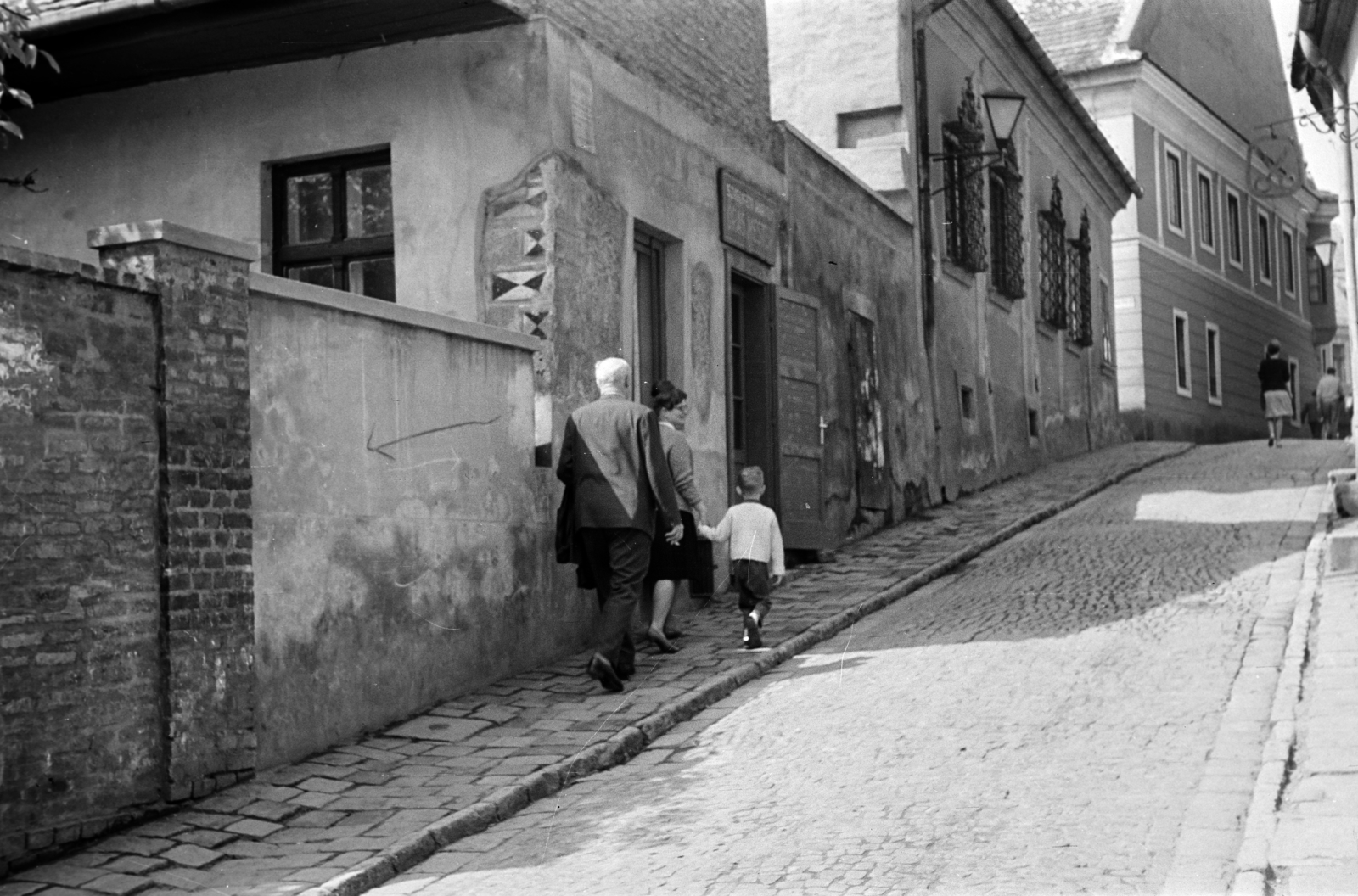 Magyarország, Szentendre, Görög utca a Duna korzó (Somogyi-Bacsó part) irányából nézve., 1965, Fodor András örökösei, kézenfogva, Fortepan #270957