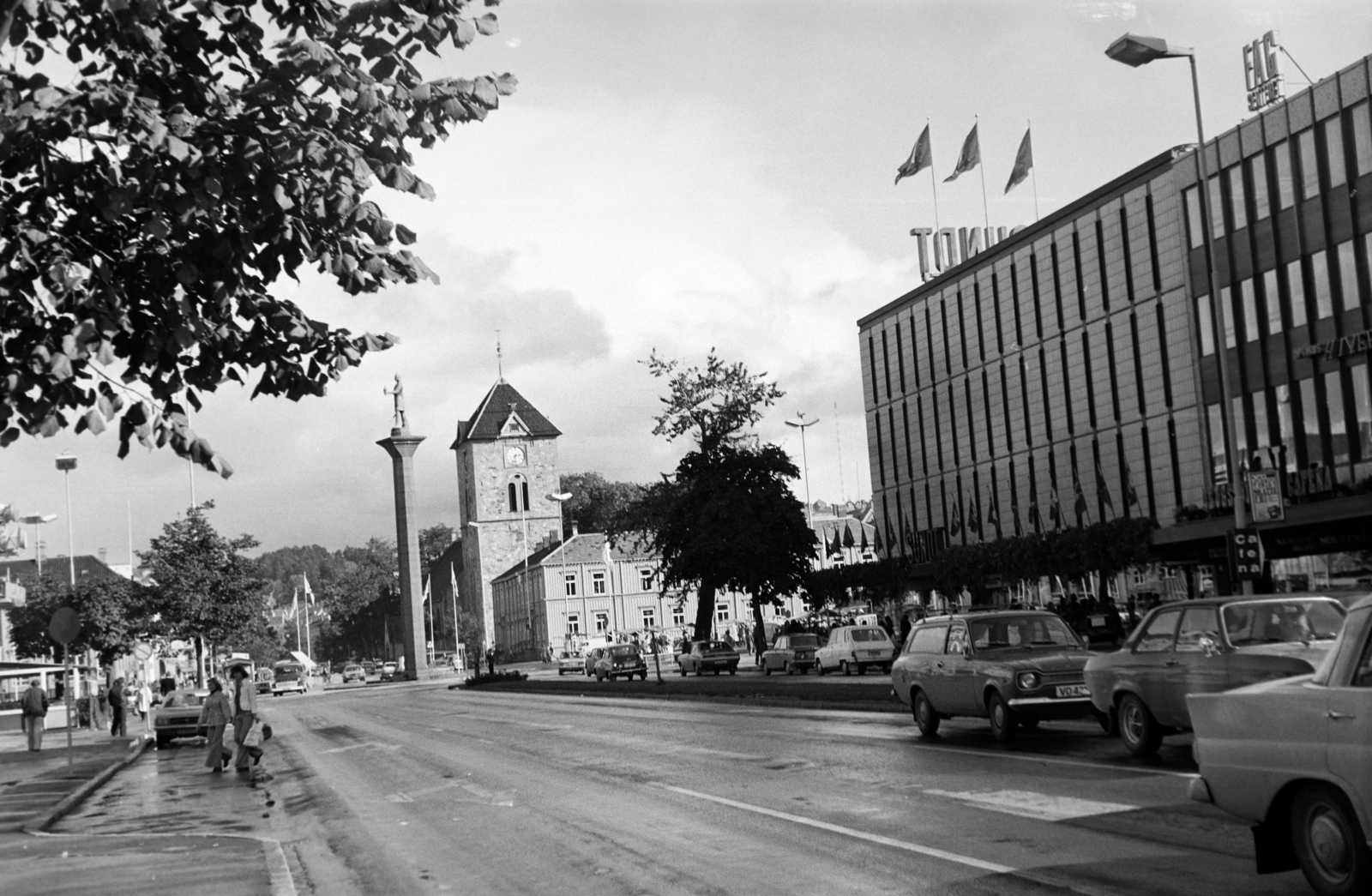 Norvégia, Trondheim, Kongens gate, szemben a Városi tér (Torvet i Trondheim) és ott Olav Tryggvason szobra., 1977, Fodor András örökösei, Fortepan #270965