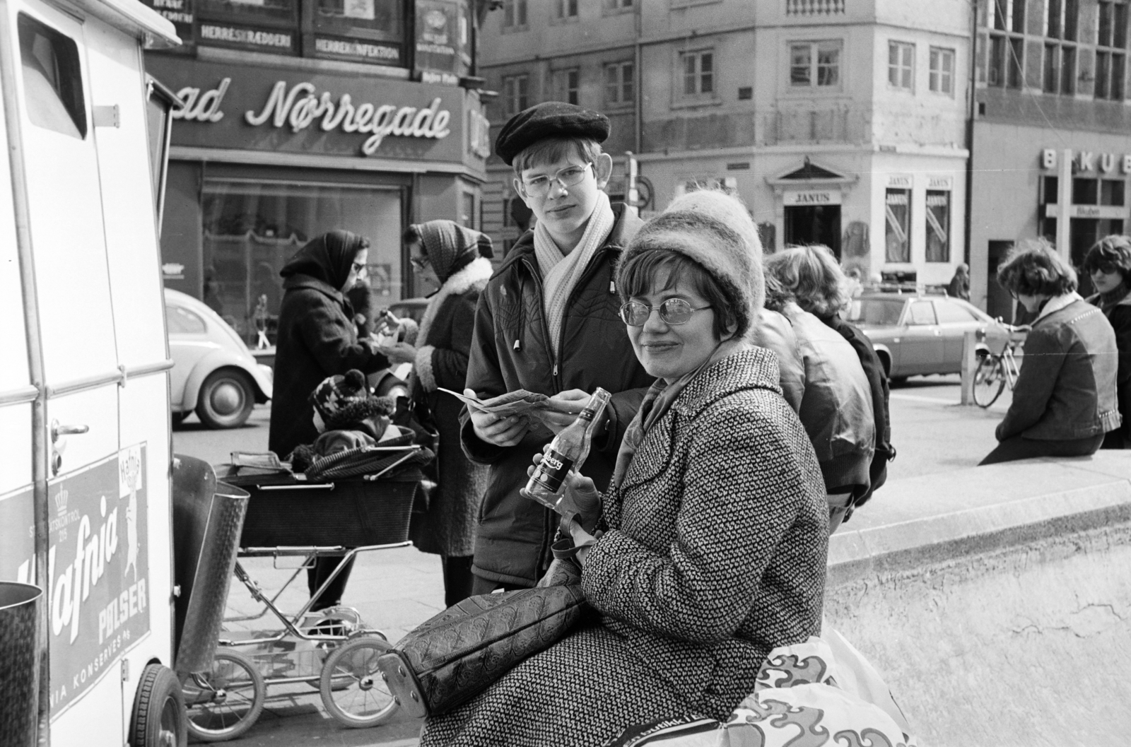 Dánia, Koppenhága, Amagertorv, a felvétel a Storkespringvandet / gólyás szökőkút medencéjénél készült, háttérben a Store Kirkestræde torkolata., 1977, Fodor András örökösei, Fortepan #270973