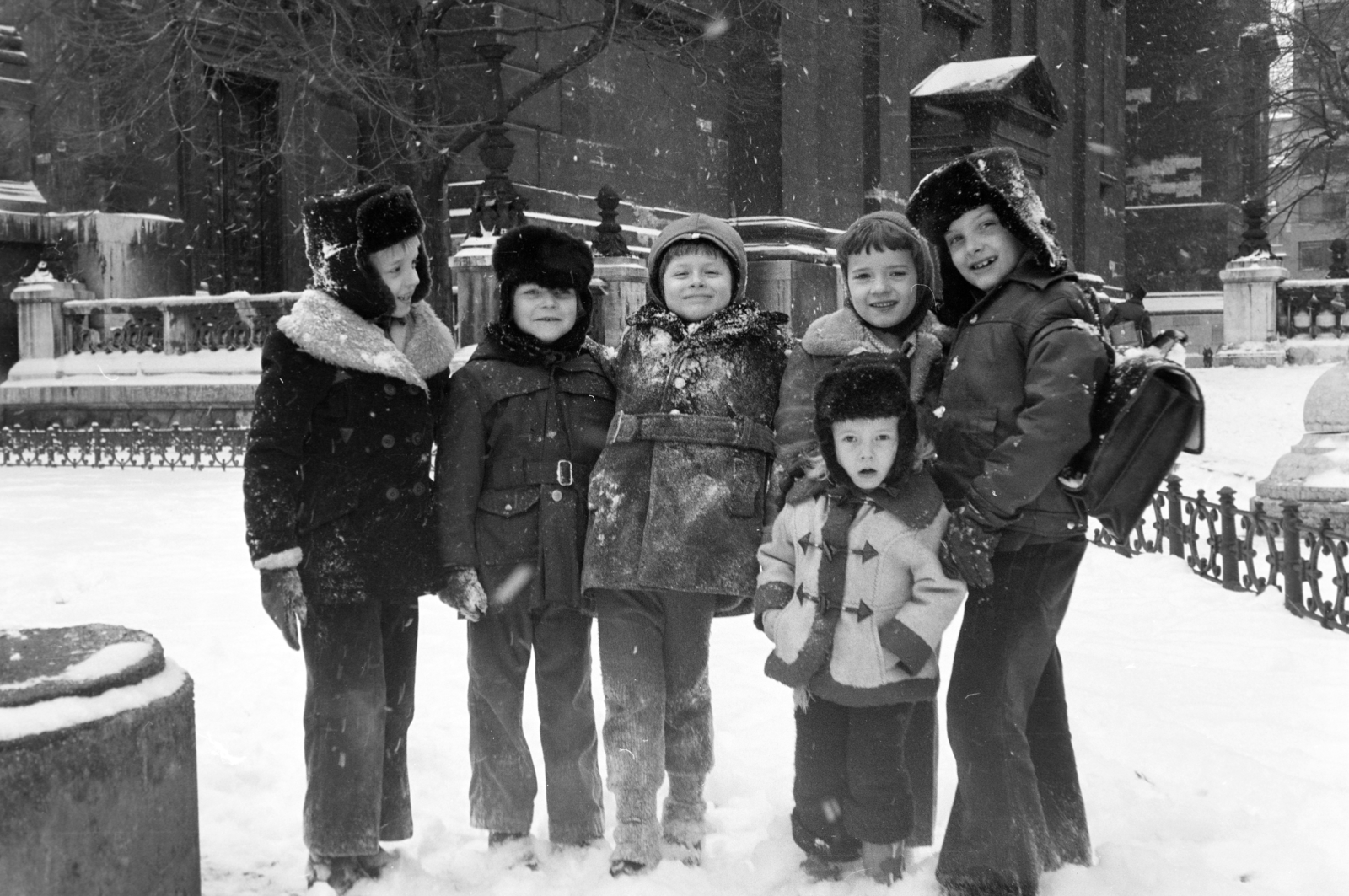 Hungary, Budapest V., Szent István tér, gyerektársaság a Szent István-bazilika mellett., 1978, Fodor András örökösei, Budapest, winter coat, kids, Best of, Fortepan #270977