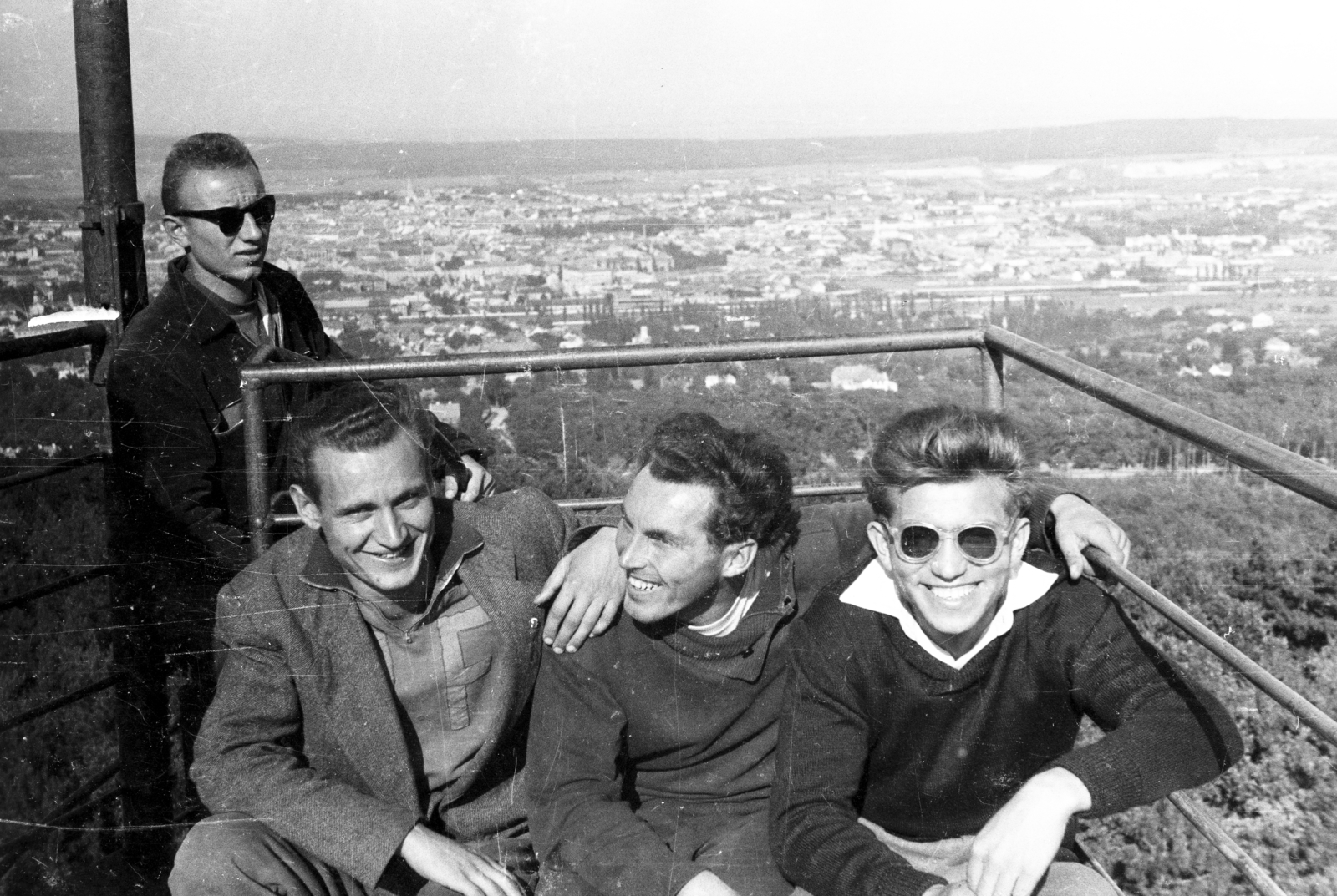 Hungary, Sopron, a felvétel a Károly-kilátón készült., 1955, Lipovits Károly, shades, youth, men, smile, lookout, Fortepan #271007