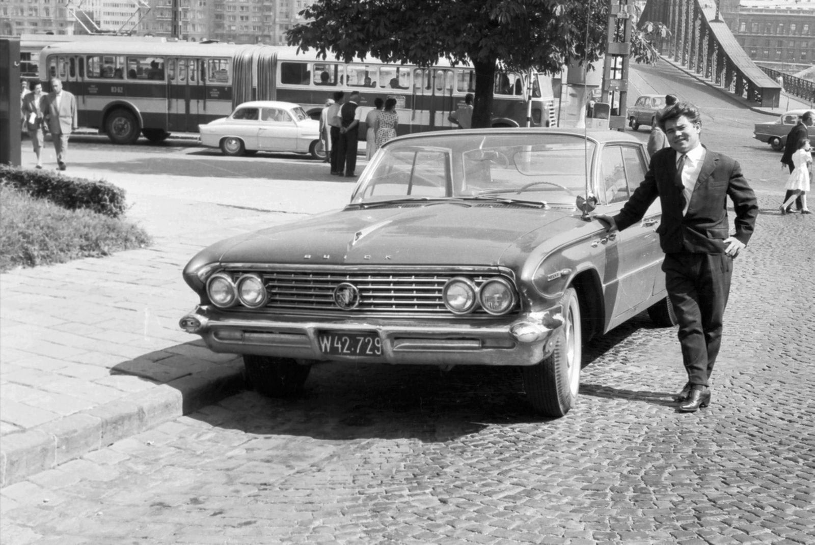 Magyarország, Budapest XI., Kelenhegyi út, Szabadság híd budai hídfő. Buick Invicta 1961-es modell., 1965, Drimbe József, csuklós busz, amerikai gyártmány, magyar gyártmány, Ikarus-márka, Ikarus 60 csuklós, Buick-márka, rendszám, Buick Invicta, Budapest, Fortepan #27101