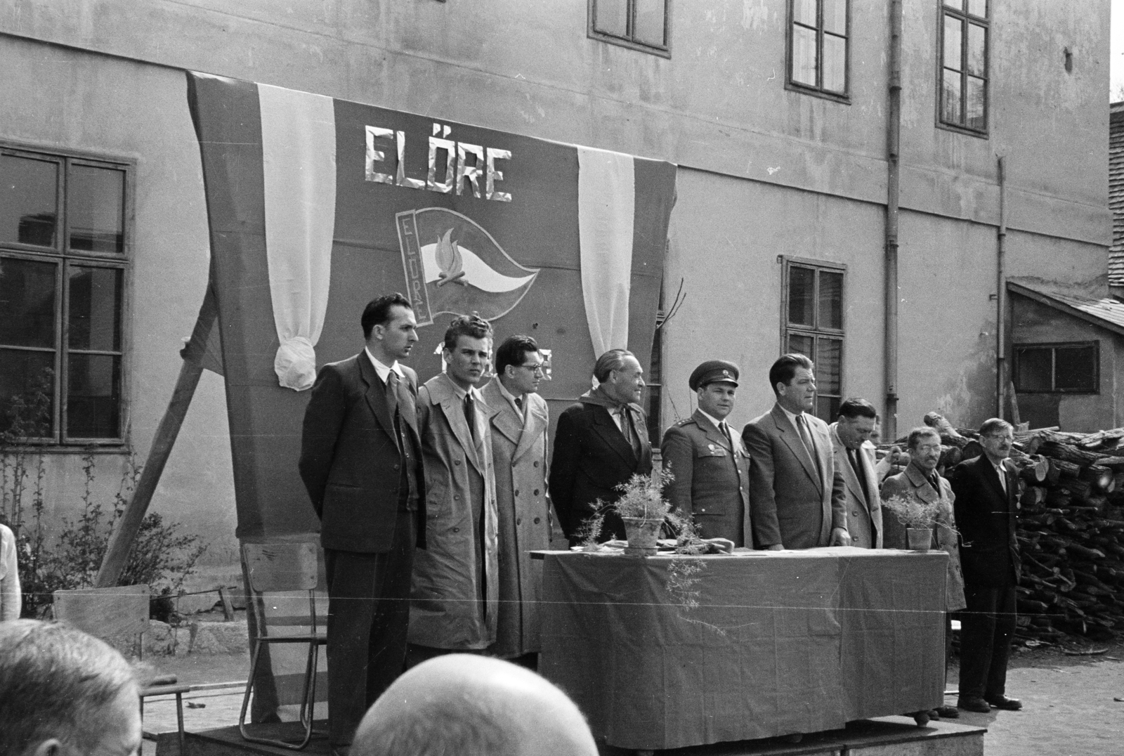 Hungary, Csorna, Árpád utca, úttörőavatás az általános iskola udvarán (később Széchenyi István Általános Iskola), 1961, Lipovits Károly, festive, pioneer, flag, Fortepan #271015