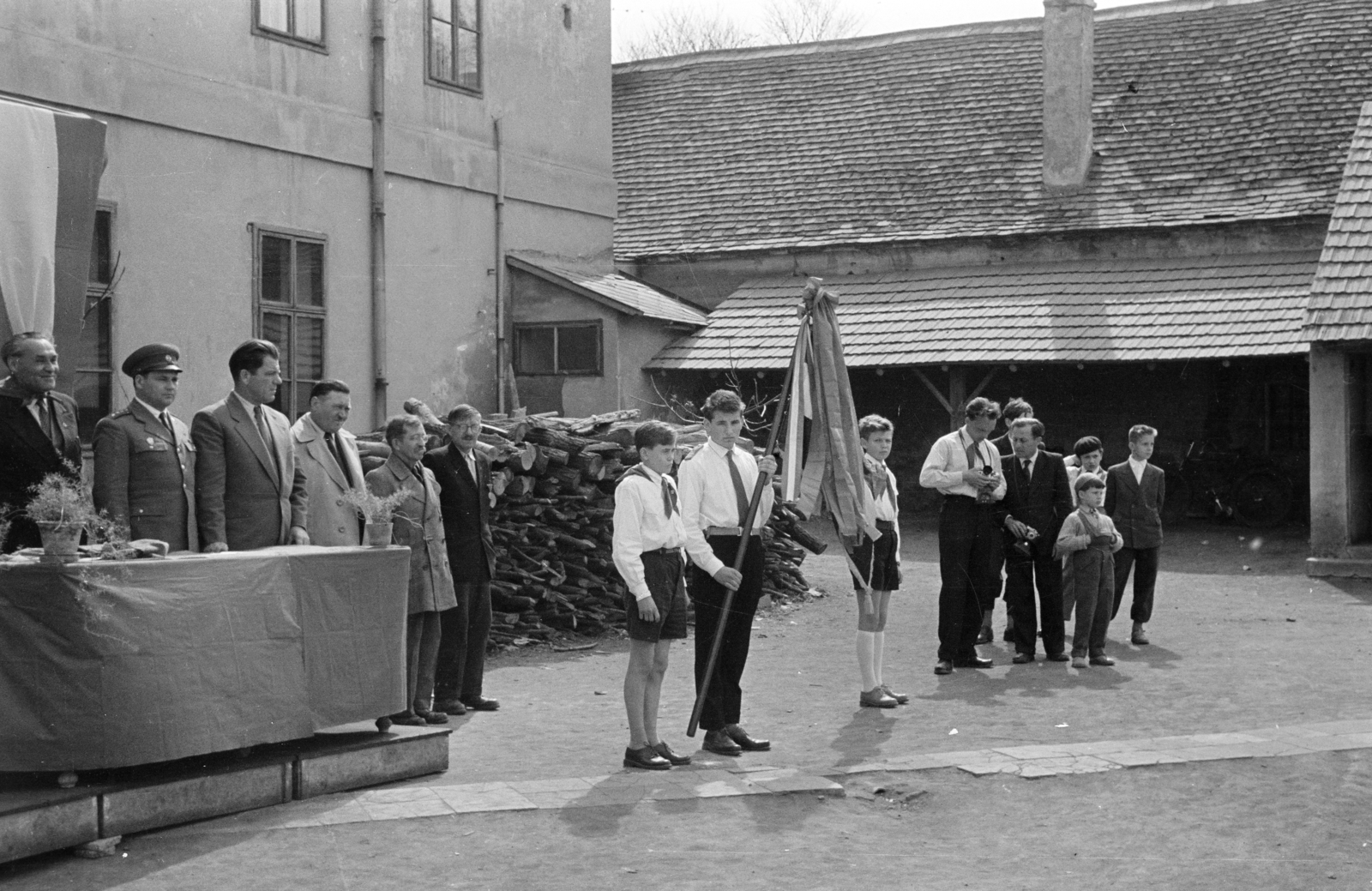 Magyarország, Csorna, Árpád utca, úttörőavatás az általános iskola udvarán (később Széchenyi István Általános Iskola), 1961, Lipovits Károly, egyenruha, zászló, úttörő, Fortepan #271016