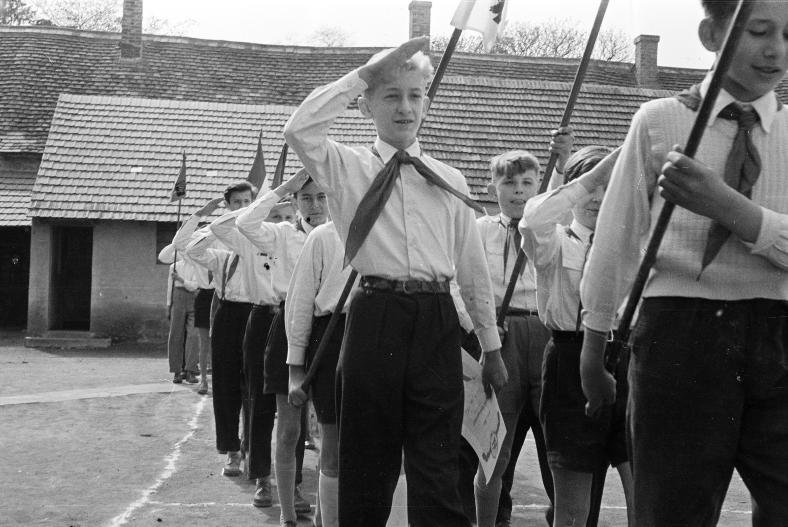 Hungary, Csorna, Árpád utca, úttörőavatás az általános iskola udvarán (később Széchenyi István Általános Iskola), 1961, Lipovits Károly, pioneer, salute, parade, Fortepan #271017