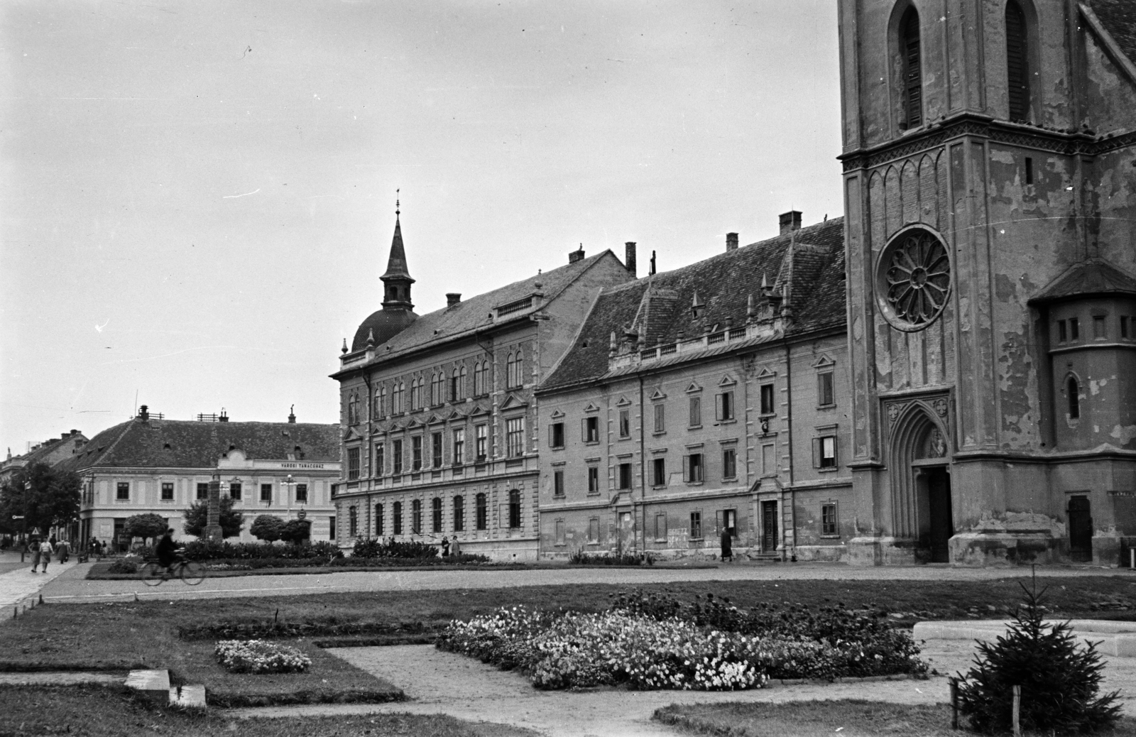 Hungary,Lake Balaton, Keszthely, Fő tér, Magyarok Nagyasszonya-templom., 1957, Lipovits Károly, flower bed, rose window, Fortepan #271023