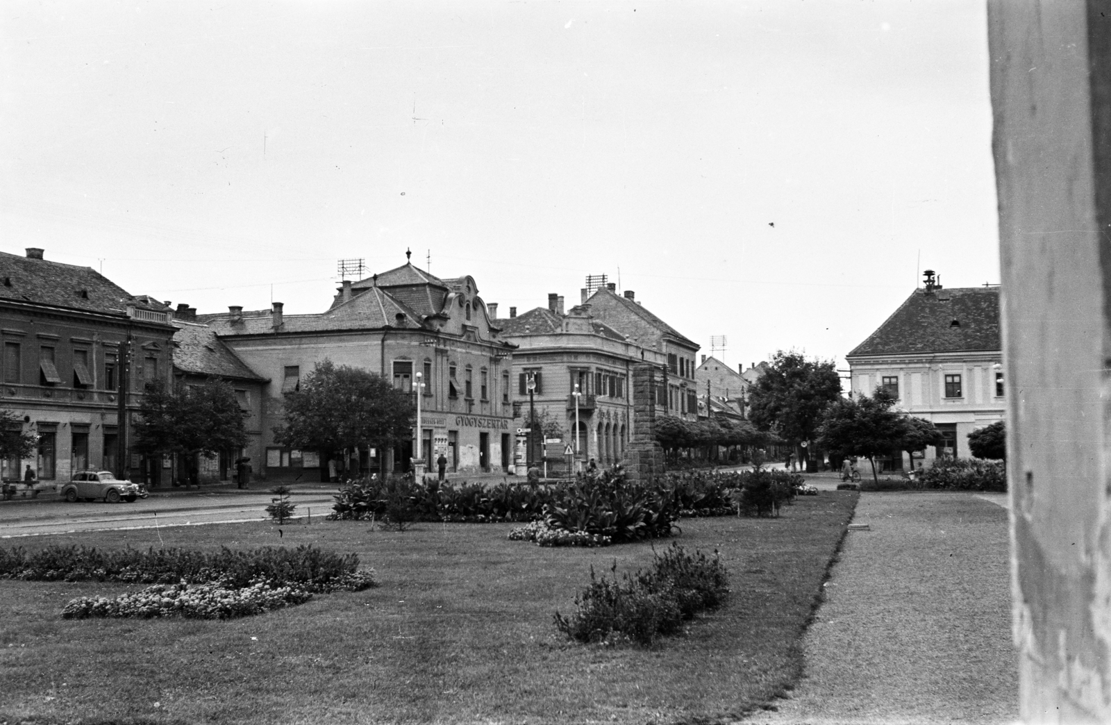 Hungary,Lake Balaton, Keszthely, Fő tér, a felvétel a Magyarok Nagyasszonya-templom előtt készült, szemben a Kossuth Lajos utca., 1957, Lipovits Károly, flower bed, Fortepan #271025