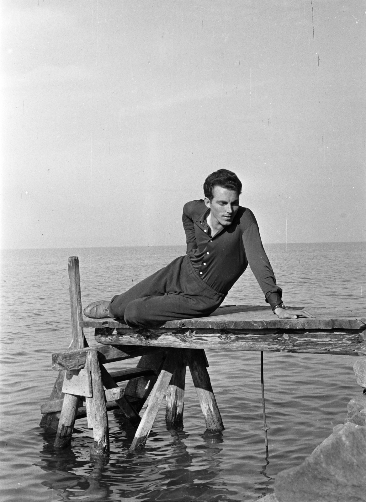 1955, Lipovits Károly, youth, posture, pier, man, Fortepan #271032