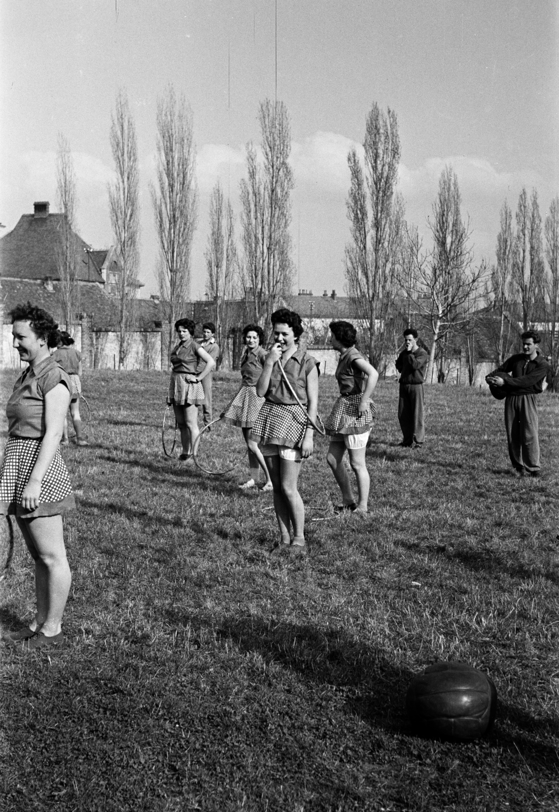 Hungary, Pécs, a Pedagógiai Főiskola (később Pécsi Tudományegyetem) kertje, háttérben a Pannónia Sörgyár és a Rókus utca épületei., 1955, Lipovits Károly, hula hoop, girls, Fortepan #271039