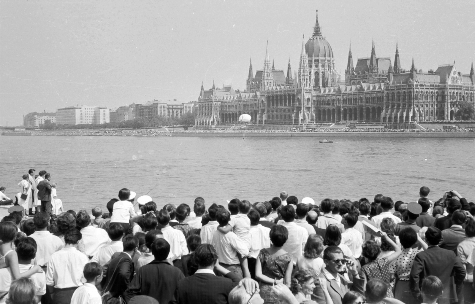 Hungary, Budapest I., budai alsó rakpart, légiparádé, ejtőernyősök hullanak a Dunába, háttérben a Parlament., 1965, Drimbe József, Imre Steindl-design, airs how, parliament, Neo-Gothic-style, Danube, parachute, eclectic architecture, Budapest, Fortepan #27105