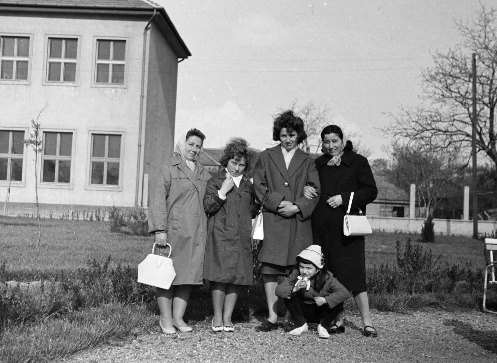 1965, Lipovits Károly, handbag, squatting, tableau, Fortepan #271053