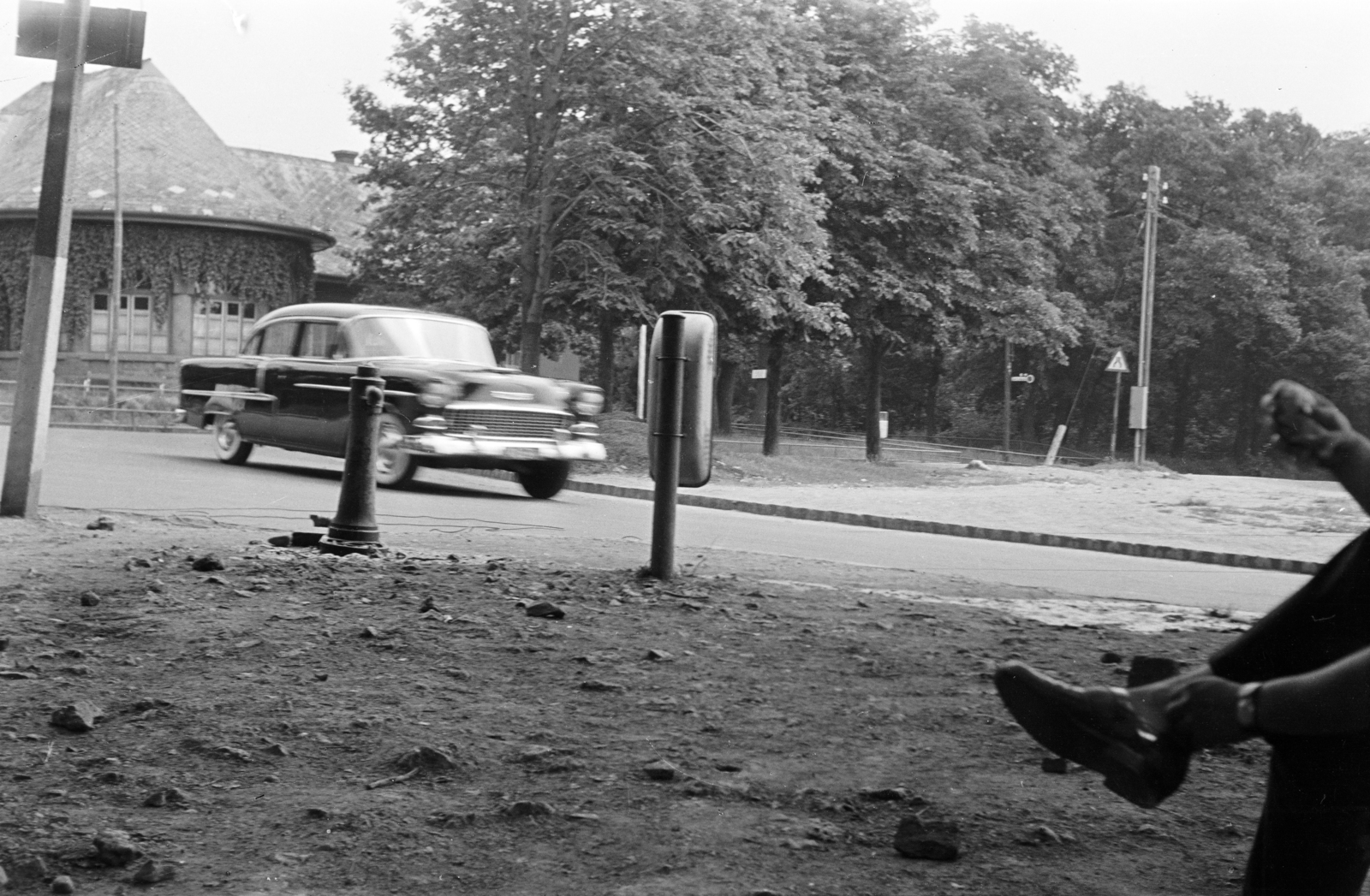 Magyarország, Budapest XII., Konkoly Thege Miklós út, balra az Eötvös útnál a Normafa Síház látható., 1965, Lipovits Károly, Budapest, szemetes, automobil, bemozdulás, Fortepan #271056