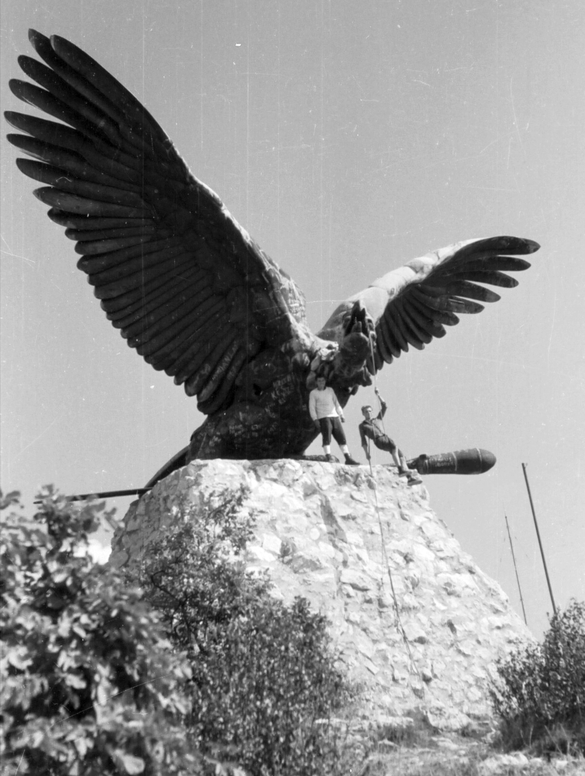 Hungary, Tata-Tóváros, Kő-hegy, Turul-emlékmű (Donáth Gyula, 1907.)., 1965, Drimbe József, kids, Turul sculpture, Fortepan #27106
