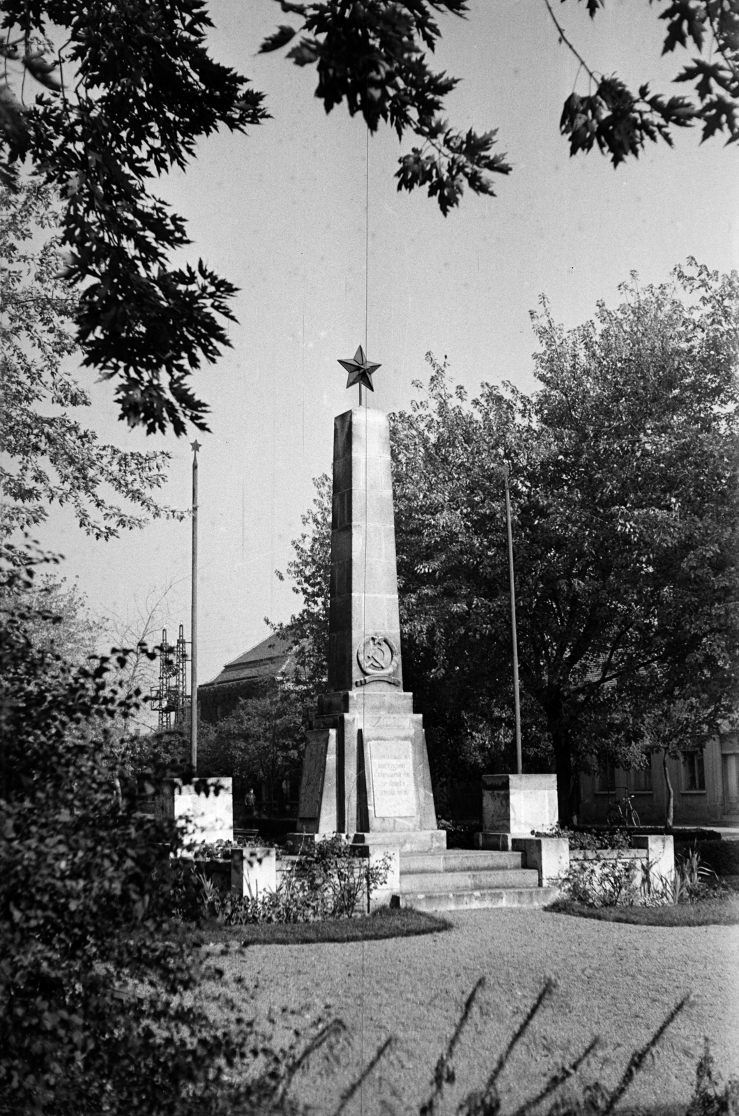 Magyarország, Csorna, Szent István (Szabadság) tér, szovjet hősi emlékmű., 1959, Lipovits Károly, címer, vörös csillag, Fortepan #271068