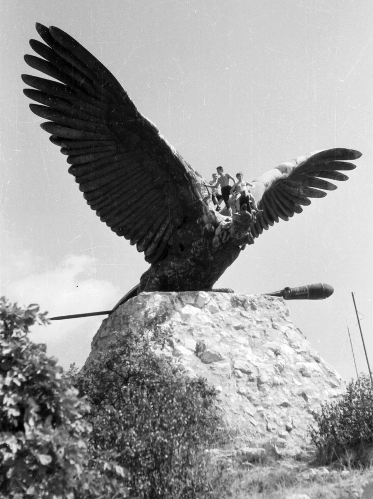 Hungary, Tata-Tóváros, Kő-hegy, Turul-emlékmű (Donáth Gyula, 1907.)., 1965, Drimbe József, kids, Turul sculpture, Fortepan #27107