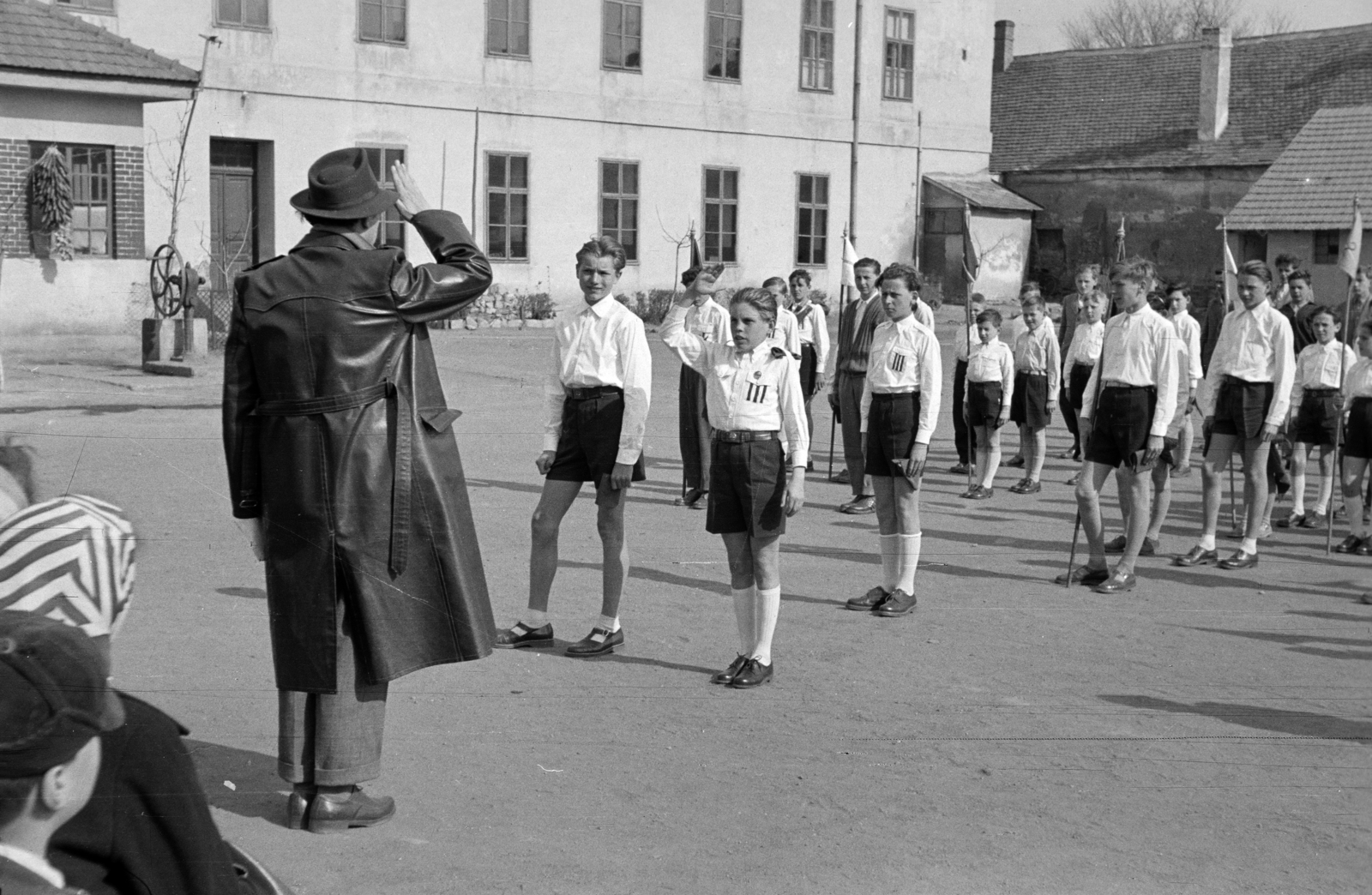 Hungary, Csorna, Árpád utca, úttörőavatás az általános iskola udvarán (később Széchenyi István Általános Iskola), 1959, Lipovits Károly, salute, leather jacket, pioneer, Fortepan #271104