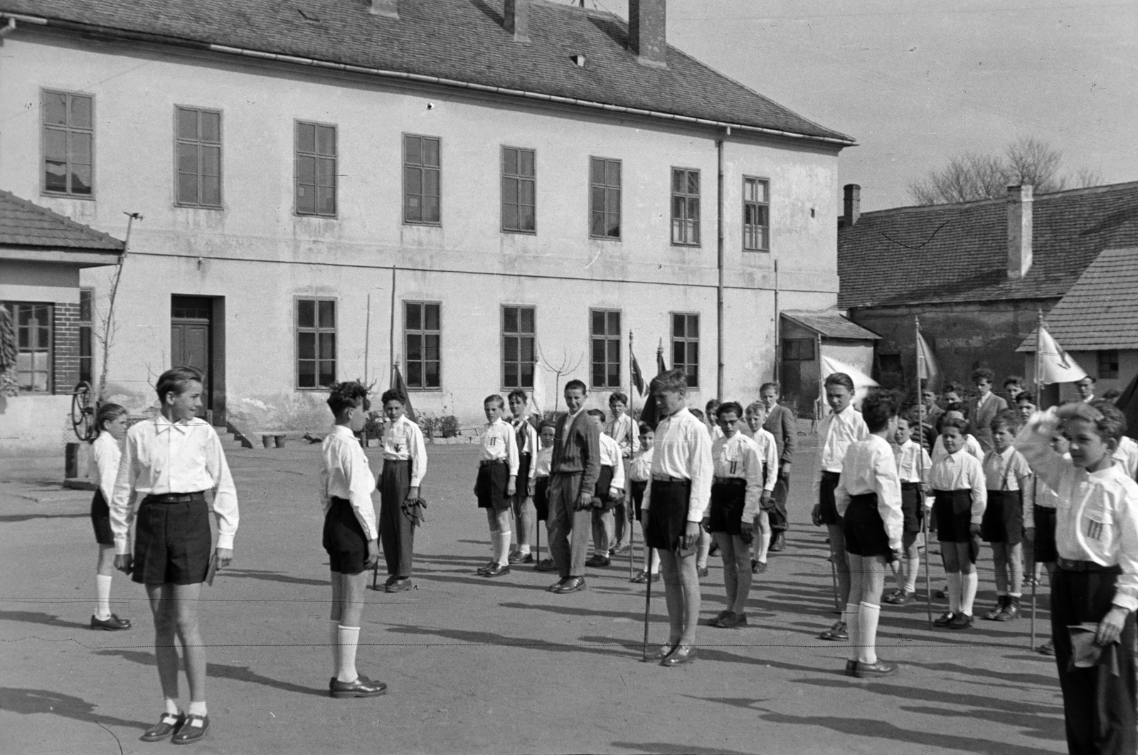 Magyarország, Csorna, Árpád utca, úttörőavatás az általános iskola udvarán (később Széchenyi István Általános Iskola), 1959, Lipovits Károly, iskolai egyenruha, Fortepan #271105