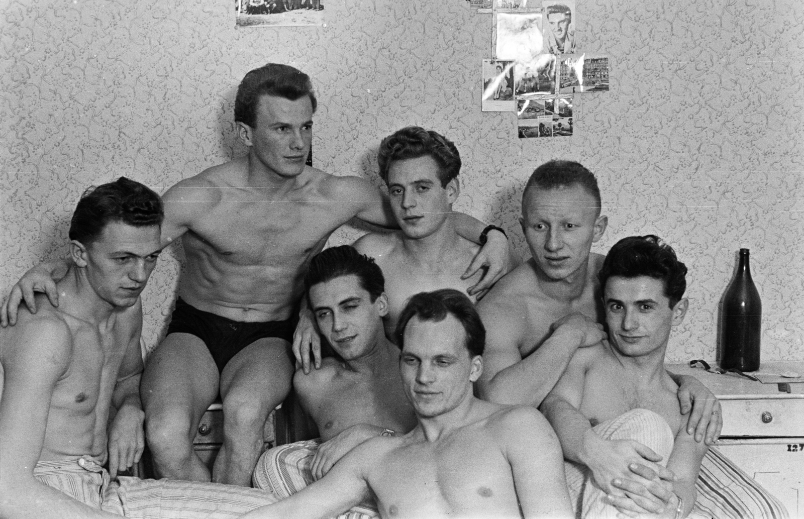 1957, Lipovits Károly, tableau, arms around shoulders, half-naked, student dorm, Fortepan #271131