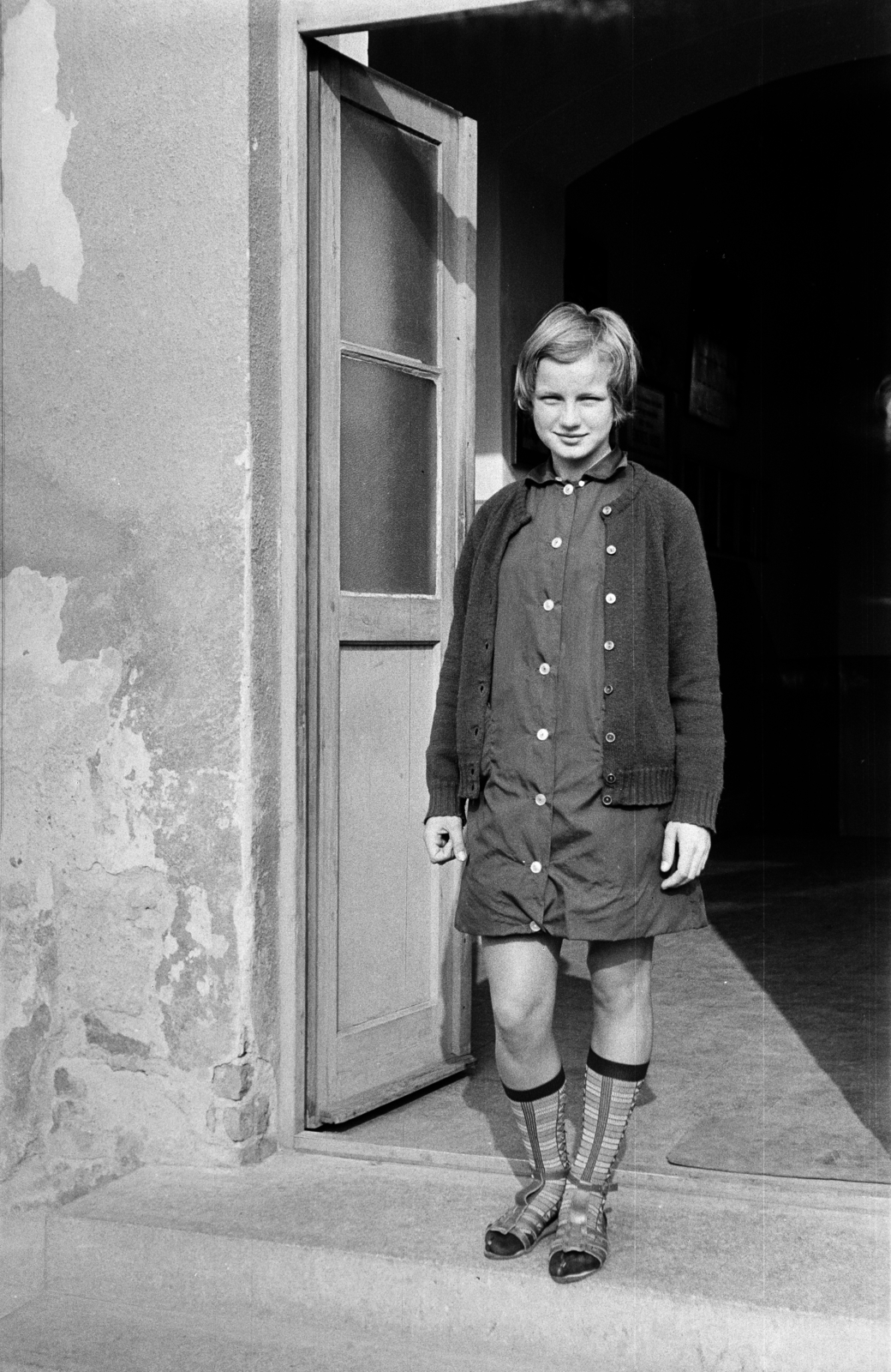 1969, Lipovits Károly, girl, close-cropped, standing in door, Fortepan #271144
