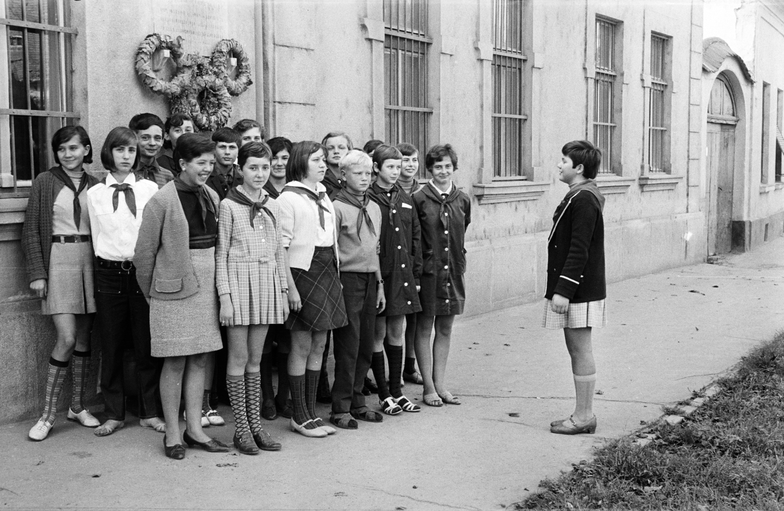 Hungary, Csorna, Laky Döme utca 9., Szamuely Tibor emléktáblájának
koszorúzása a Munkásőrség épületének falán., 1969, Lipovits Károly, Fortepan #271149