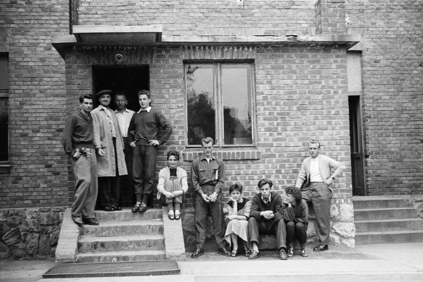 Magyarország, Pécs, a Pedagógiai Főiskola (később Pécsi Tudományegyetem) kollégiuma., 1958, Lipovits Károly, fiatalság, diák, téglaburkolat, Fortepan #271182