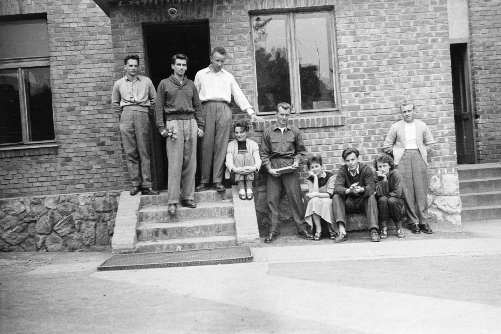 Hungary, Pécs, a Pedagógiai Főiskola (később Pécsi Tudományegyetem) kollégiuma., 1958, Lipovits Károly, sitting on stairs, wide sitting, prop up the head, hands behind the back, youth, student, Fortepan #271184