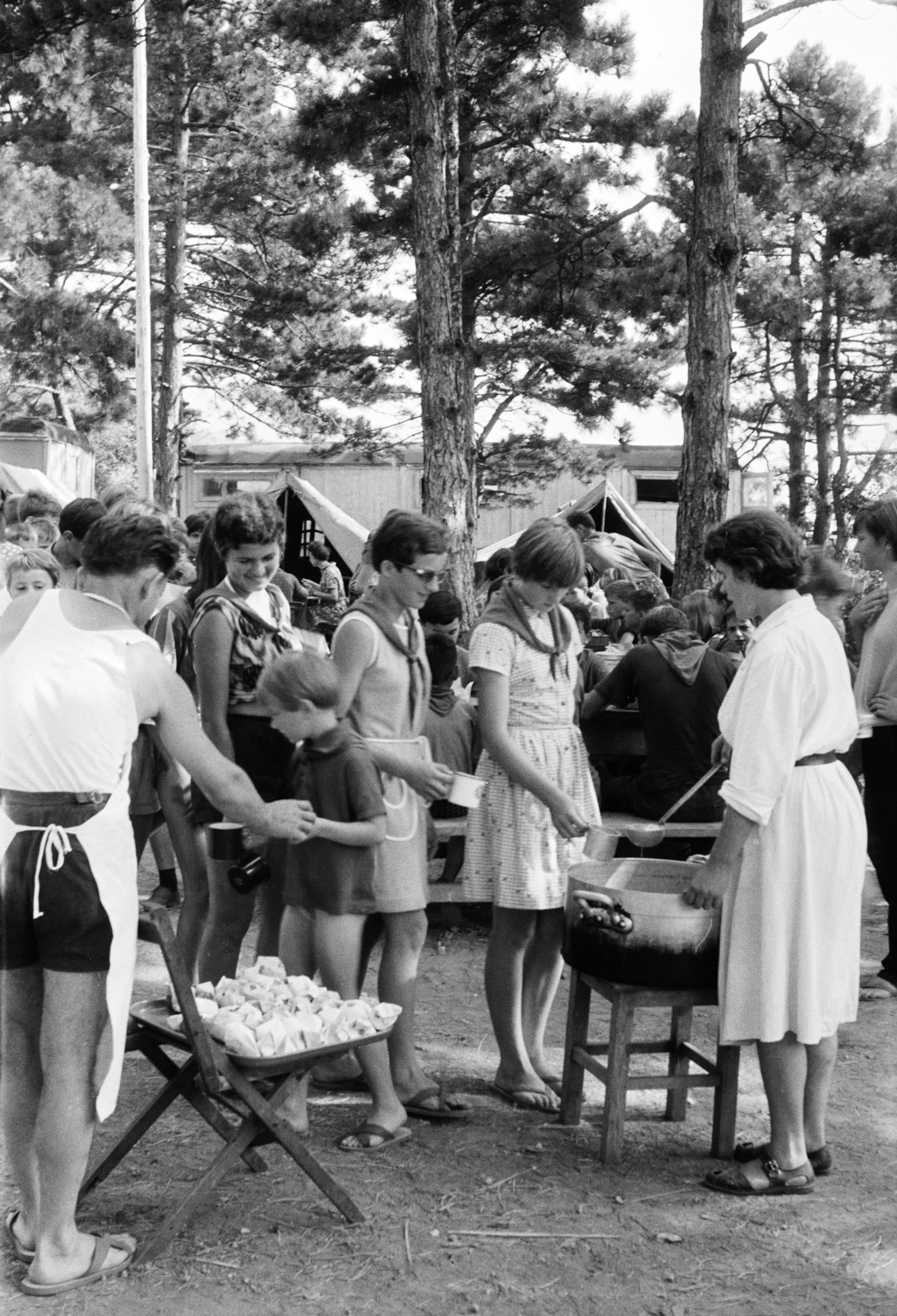 Hungary, Balatongyörök, táborozó úttörők, ételosztás., 1963, Lipovits Károly, tie, food sharing, apron, Fortepan #271187