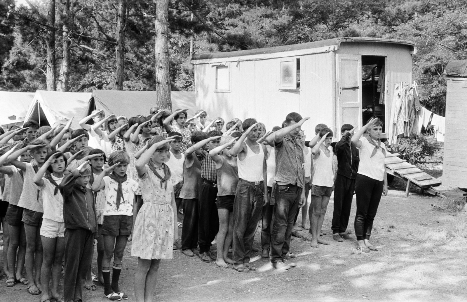 Hungary, Balatongyörök, táborozó úttörök., 1963, Lipovits Károly, salute, tie, caravan, tent, slippers, barefoot, Fortepan #271193
