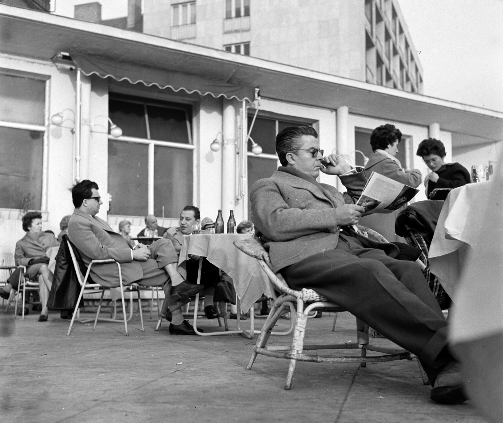 Hungary, Budapest V., Dunakert a Duna Szálló déli falánál, a Dunakorzó és az Apáczai Csere János utca között., 1963, UVATERV, hospitality, wicker chair, genre painting, shades, Budapest, Fortepan #2712