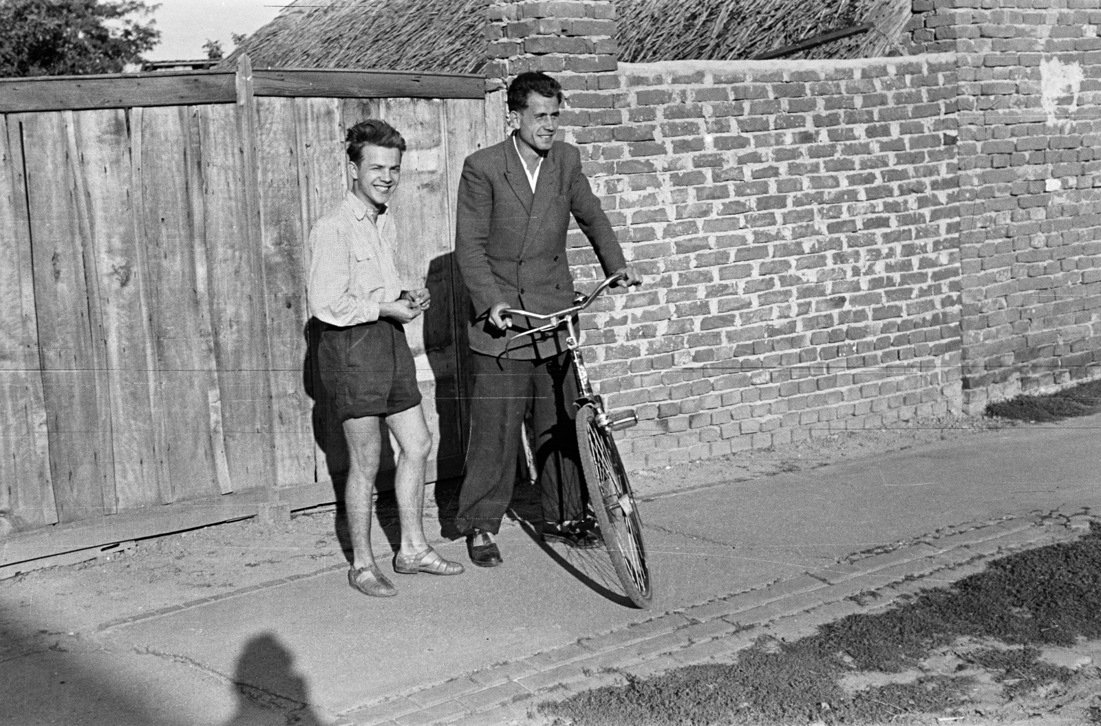 1955, Lipovits Károly, men, bicycle, shorts, suit, brick wall, Fortepan #271200