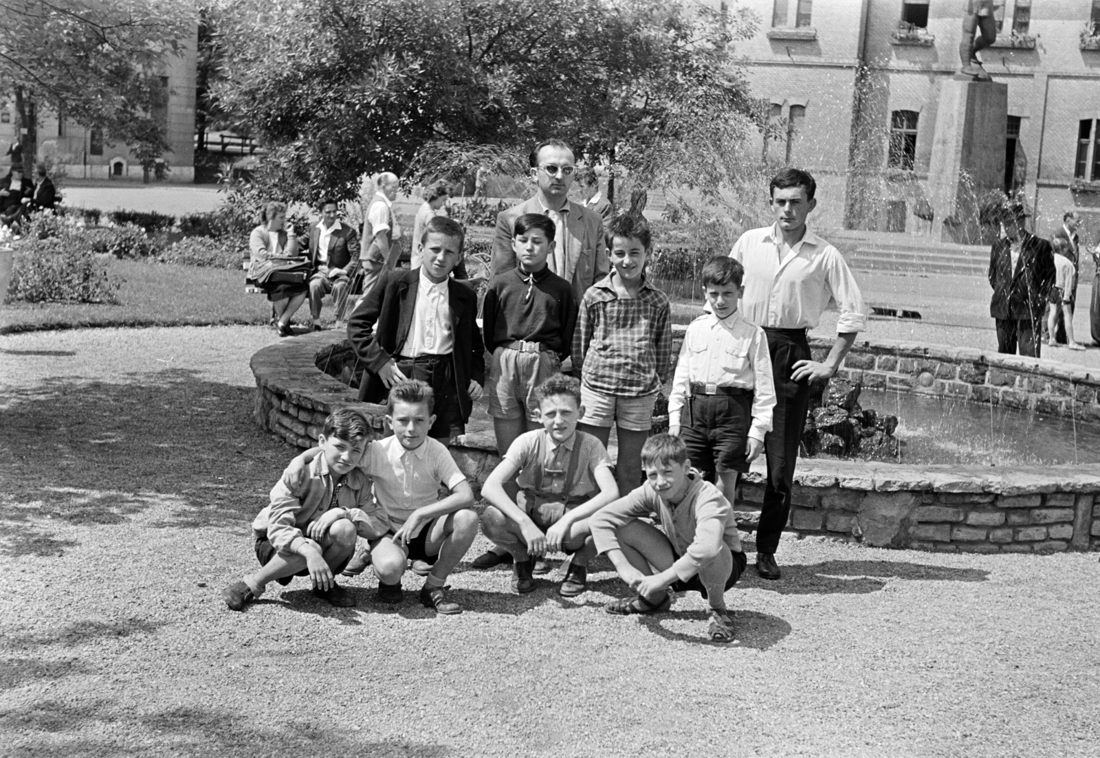 Magyarország, Salgótarján, Fő tér, a felvétel a vasútállomás előtti parkban lévő szökőkútnál készült, jobbra a Fegyvert fogó munkás című szobor részlete látható., 1960, Lipovits Károly, fiúk, csoportkép, Fortepan #271222