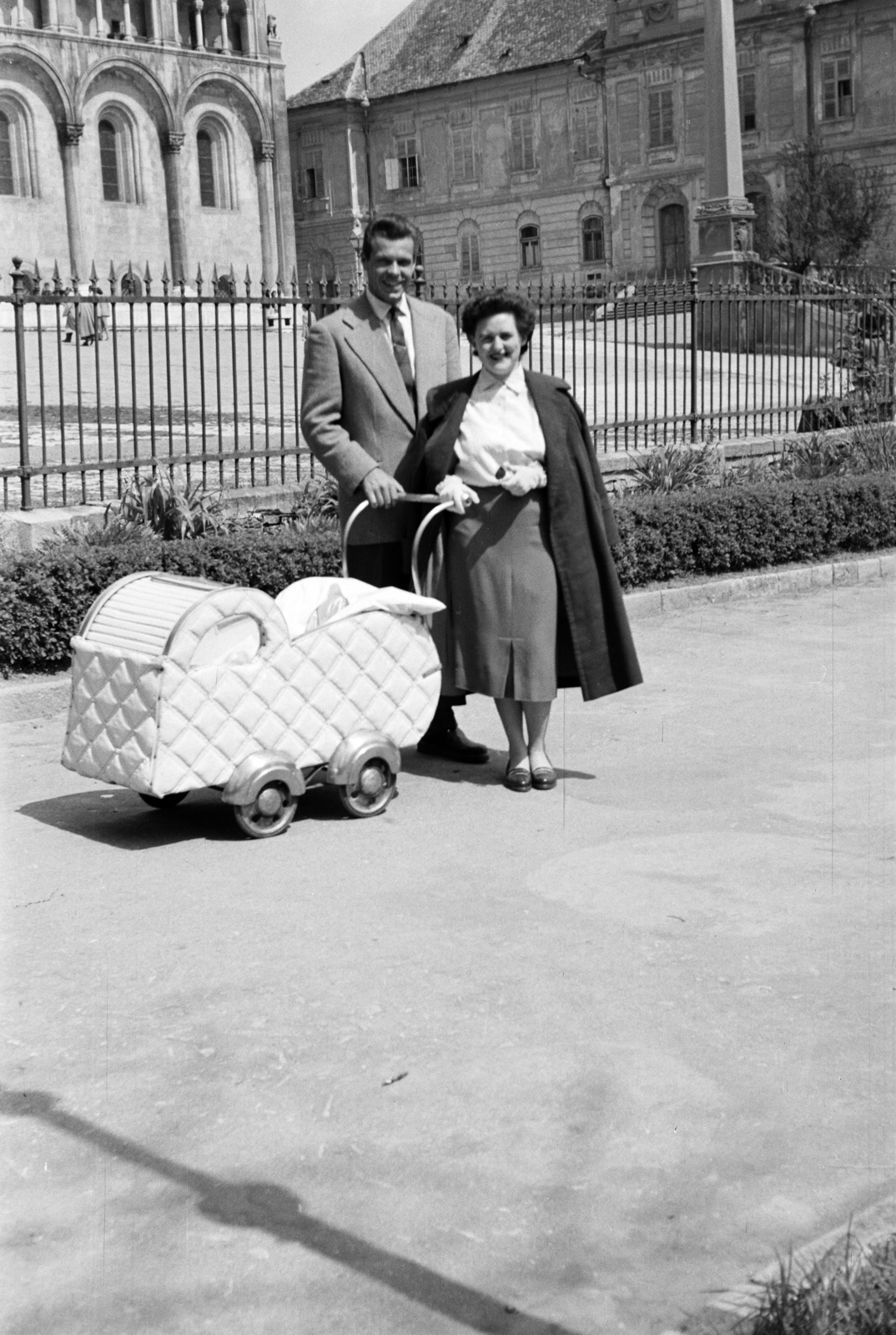 Magyarország, Pécs, Dóm tér, háttérben a Szent Péter- és Szent Pál-székesegyház és a Káptalani levéltár., 1958, Lipovits Károly, babakocsi, Fortepan #271234