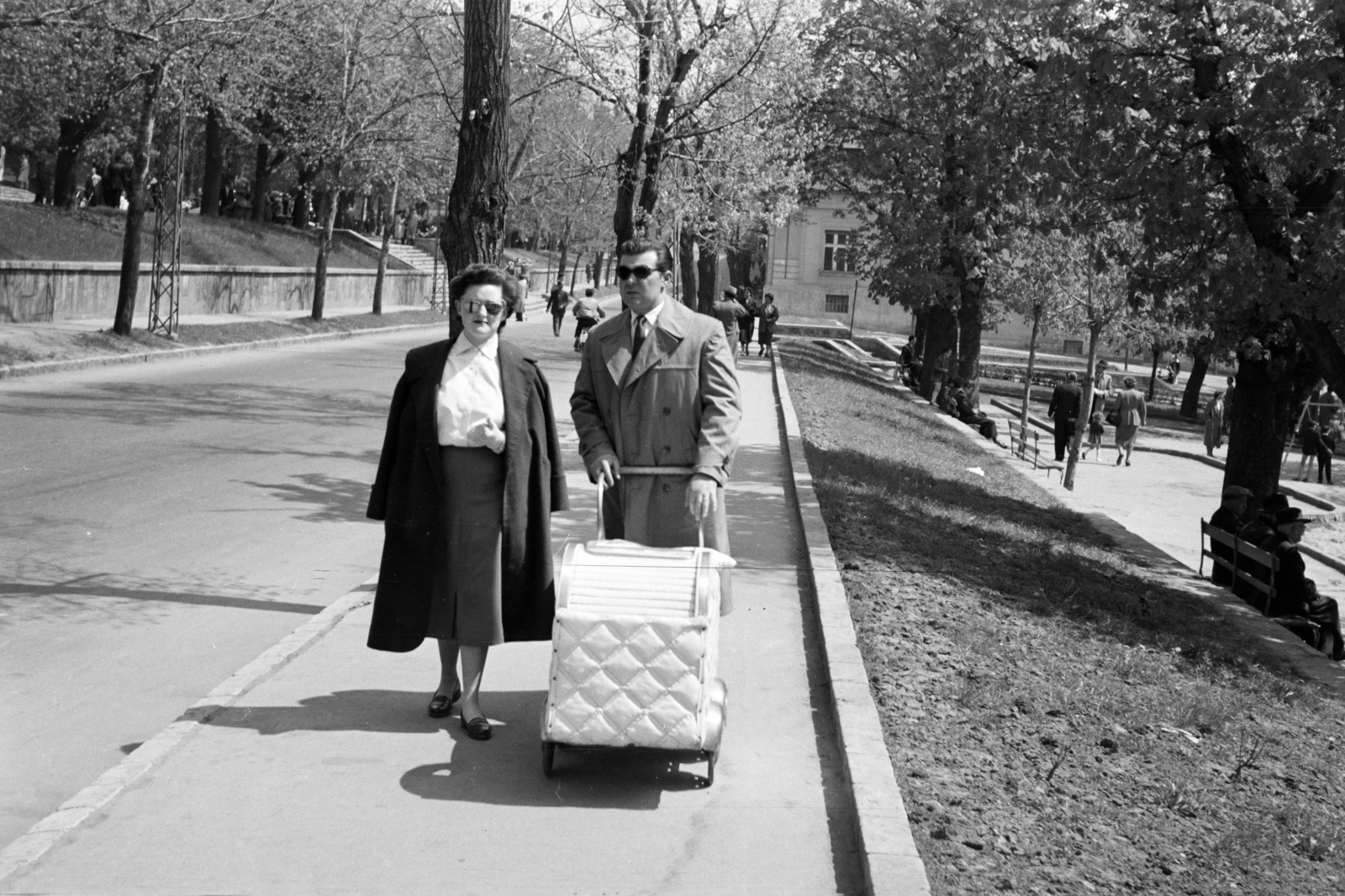 Hungary, Pécs, Janus Pannonius utca, balra a lépcső a Dóm tér felé vezet. Háttérben a Pezsgőház, előtte a vízlépcső, ma az Ókeresztény Mauzóleum tekinthető meg a helyén., 1958, Lipovits Károly, shades, baby carriage, couple, Fortepan #271235