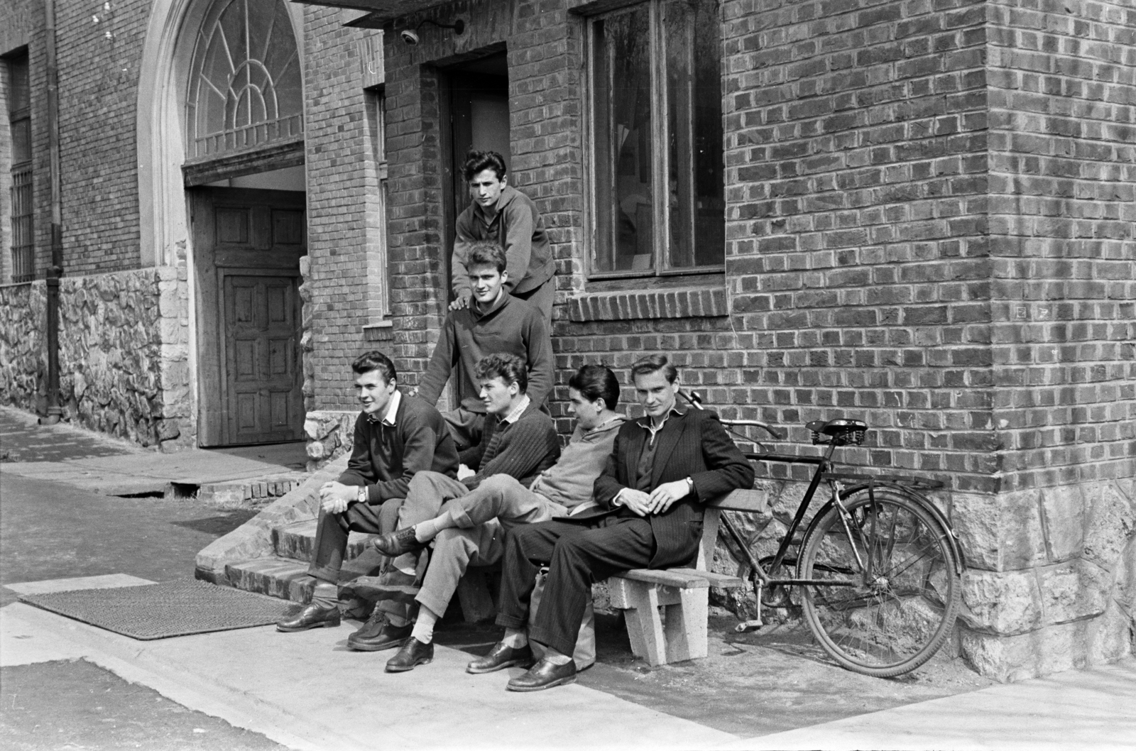 Magyarország, Pécs, a Pedagógiai Főiskola kollégiuma., 1956, Lipovits Károly, fiatalság, pad, átvetett láb, kerékpár, Fortepan #271240