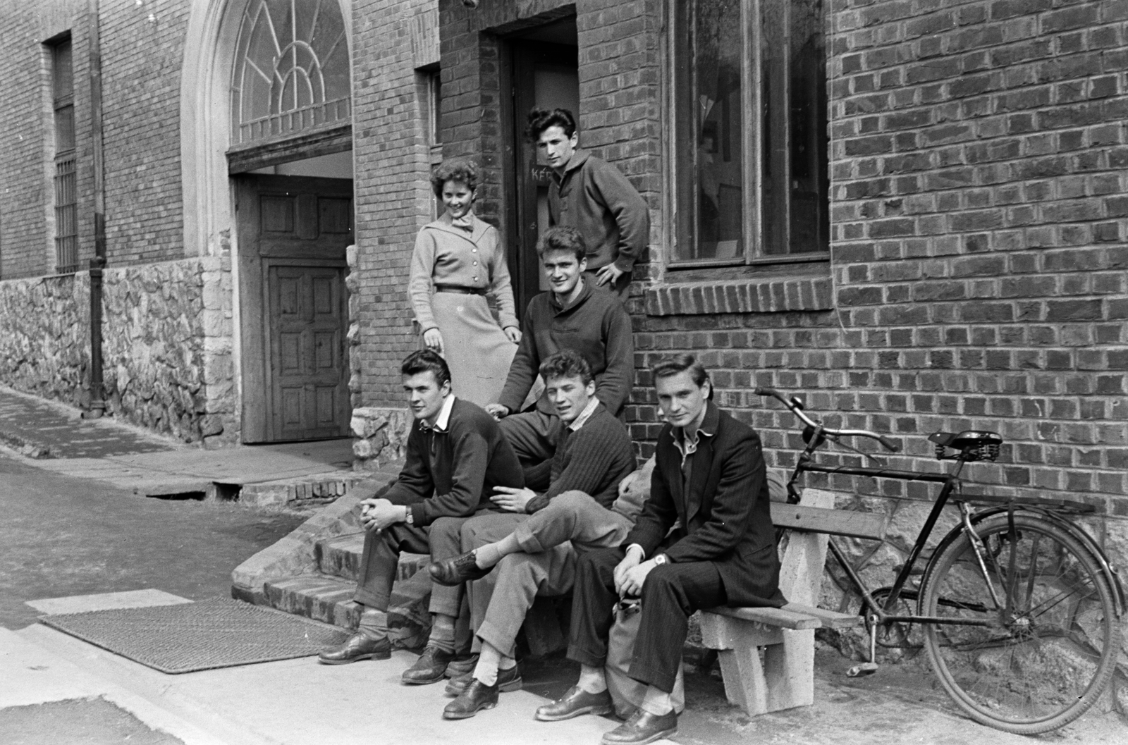 Hungary, Pécs, a Pedagógiai Főiskola kollégiuma., 1956, Lipovits Károly, youth, bench, leg over leg, bicycle, Fortepan #271242