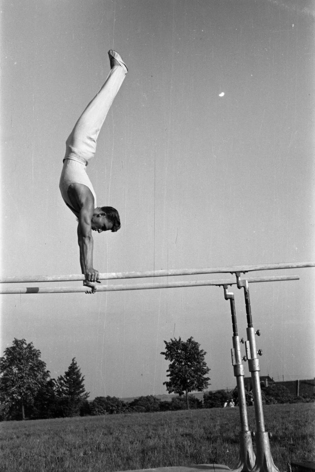 Magyarország, Pécs, Ifjúság útja 6., a Pedagógiai Főiskola (később Pécsi Tudományegyetem) sportpályája., 1958, Lipovits Károly, tornaszer, kézenállás, párhuzamos korlát, mutatvány, Fortepan #271250