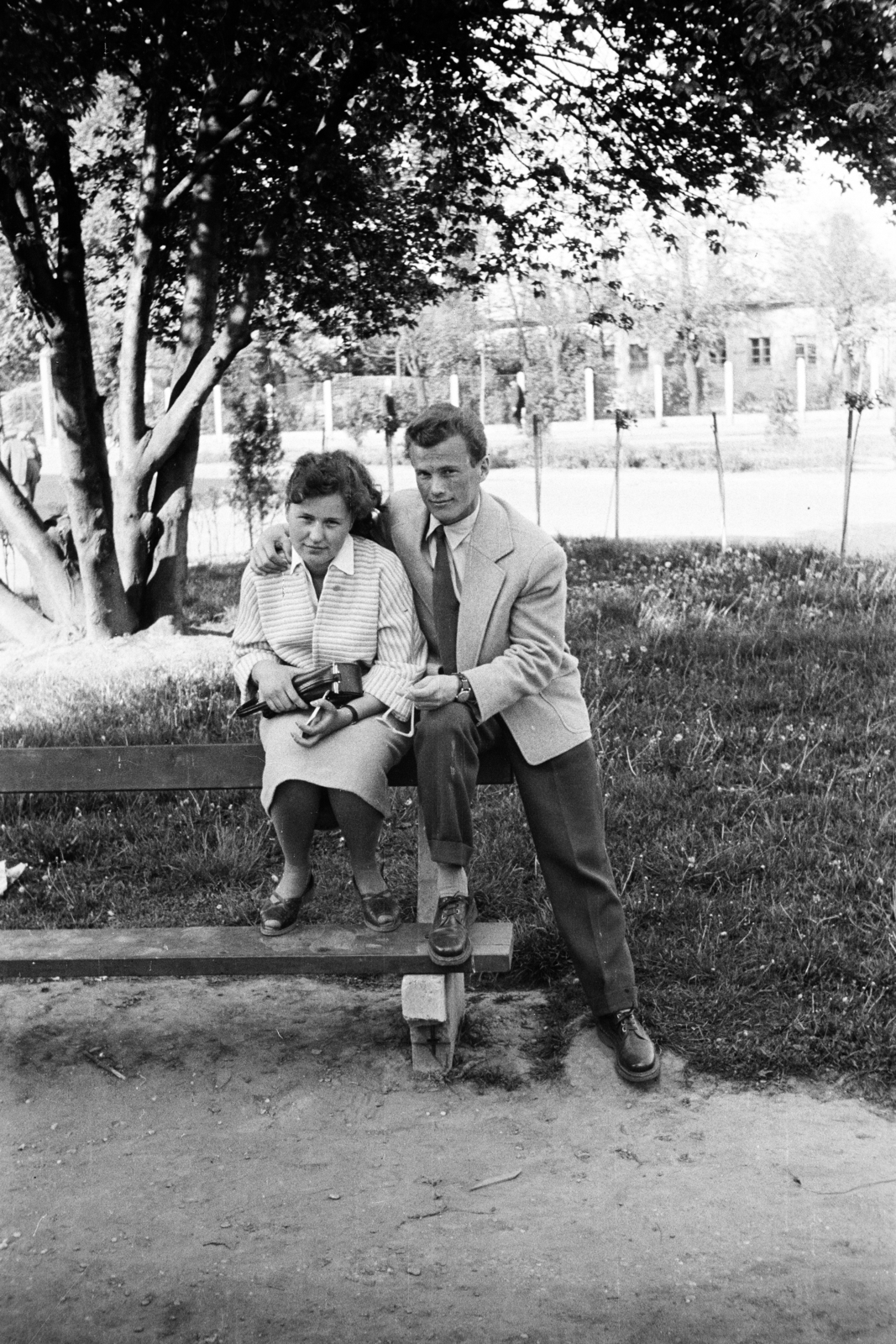 1957, Lipovits Károly, man and woman, sitting on backrest of a bench, Fortepan #271257