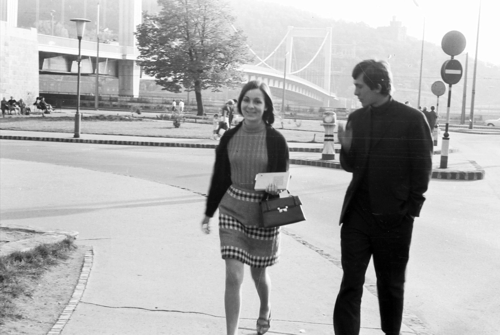 Hungary, Budapest V., Március 15. tér, háttérben az Erzsébet híd., 1966, Drimbe József, book, man and woman, bag, Budapest, Fortepan #27126