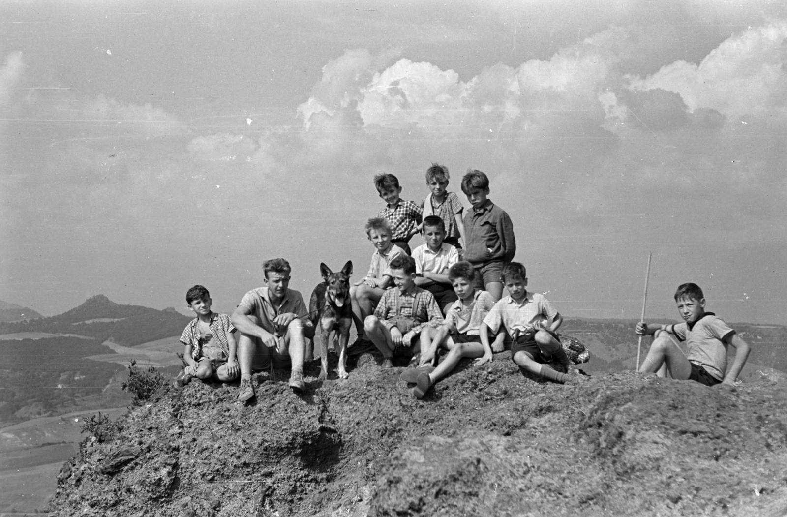 Magyarország, Salgótarján, a felvétel a Pécskő (néha Pécs-kő) csúcsán készült., 1959, Lipovits Károly, csoportkép, fiúk, német juhászkutya, kutya, Fortepan #271277