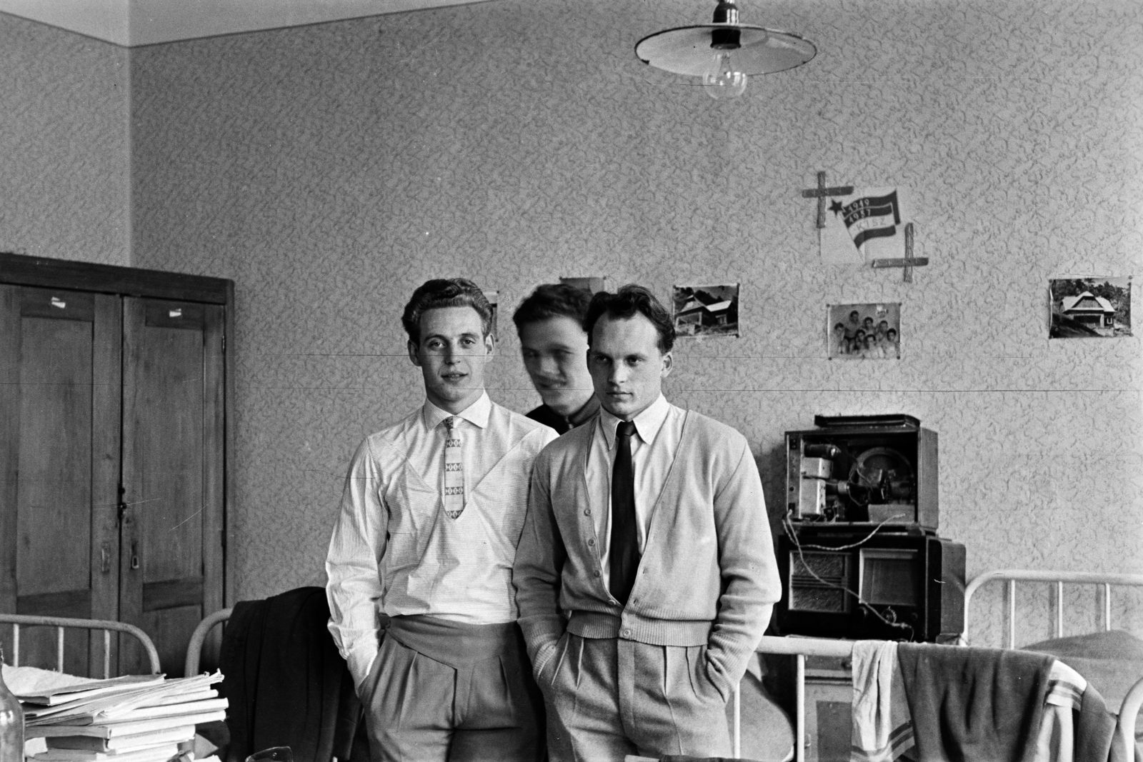 1957, Lipovits Károly, hands in pockets, student dorm, three people, Fortepan #271291