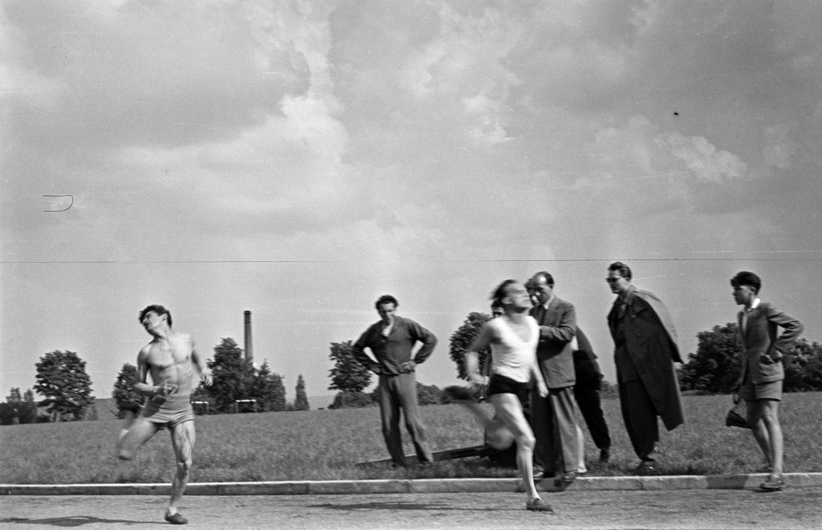 Magyarország, Pécs, a felvétel a Pedagógiai Főiskola (később Pécsi Tudományegyetem) sportpályáján készült. Háttérben a Pannónia Sörgyár kéménye látható., 1957, Lipovits Károly, sportpálya, futás, Fortepan #271304