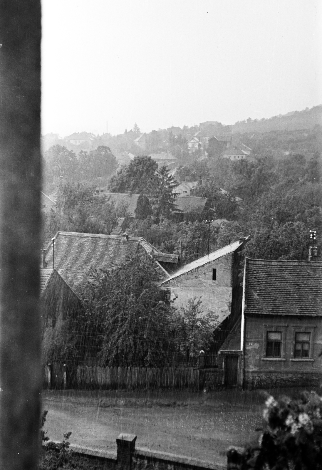 Hungary, Pécs, kilátás a Pedagógiai Főiskola (később Pécsi Tudományegyetem) kollégiumából a Zichy Gyula utca - Pacsirta utca találkozására., 1956, Lipovits Károly, picture, roof, Fortepan #271318