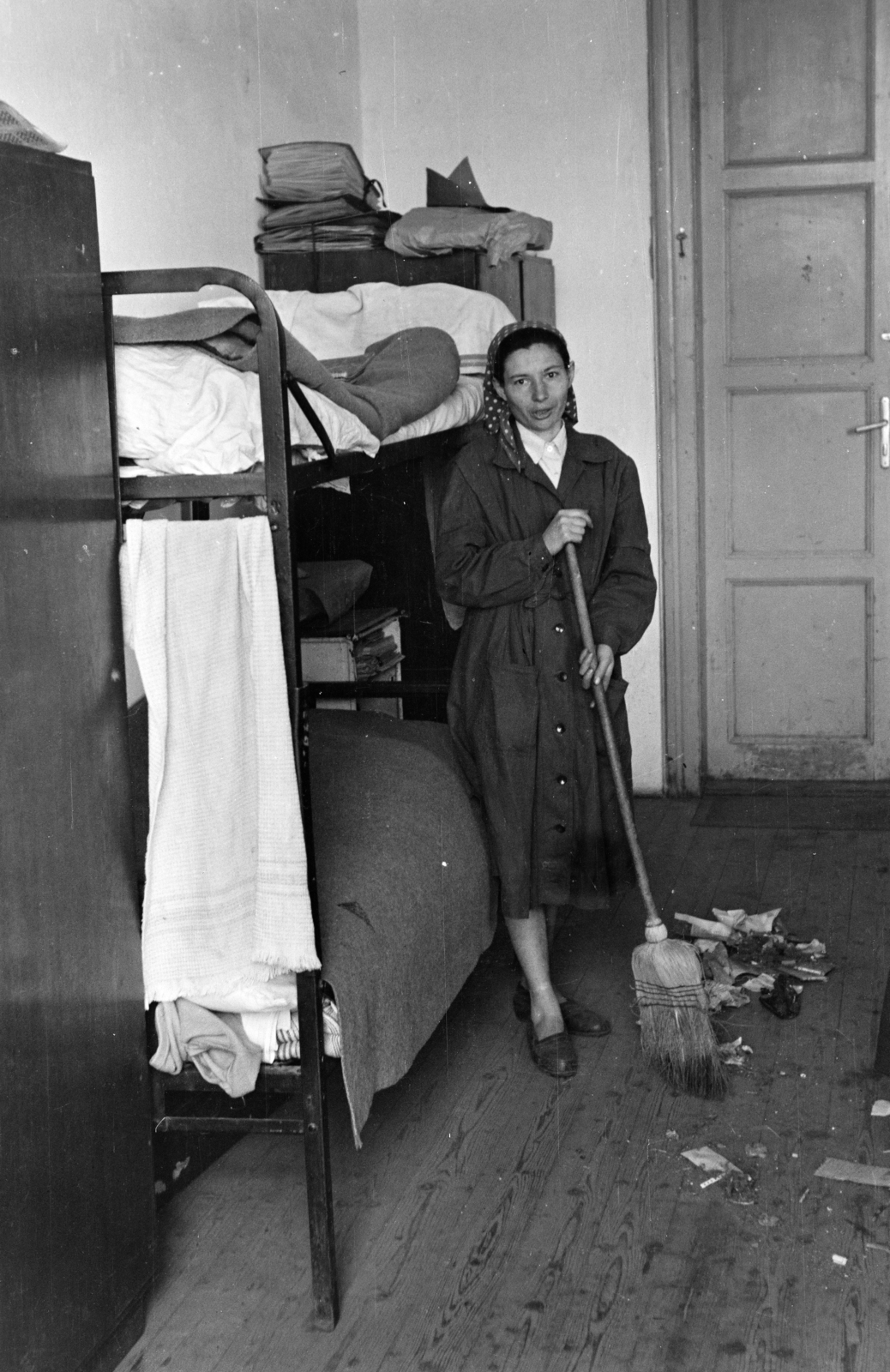 1956, Lipovits Károly, bunk bed, cleaning lady, student dorm, Fortepan #271321