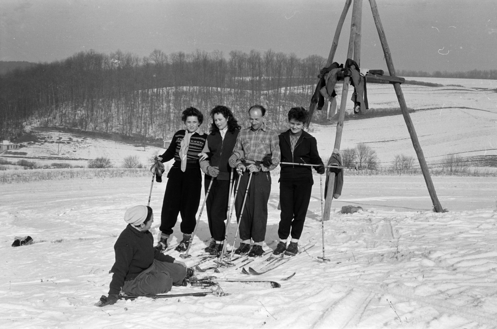 1956, Lipovits Károly, sitting on the ground, skiing, Fortepan #271328