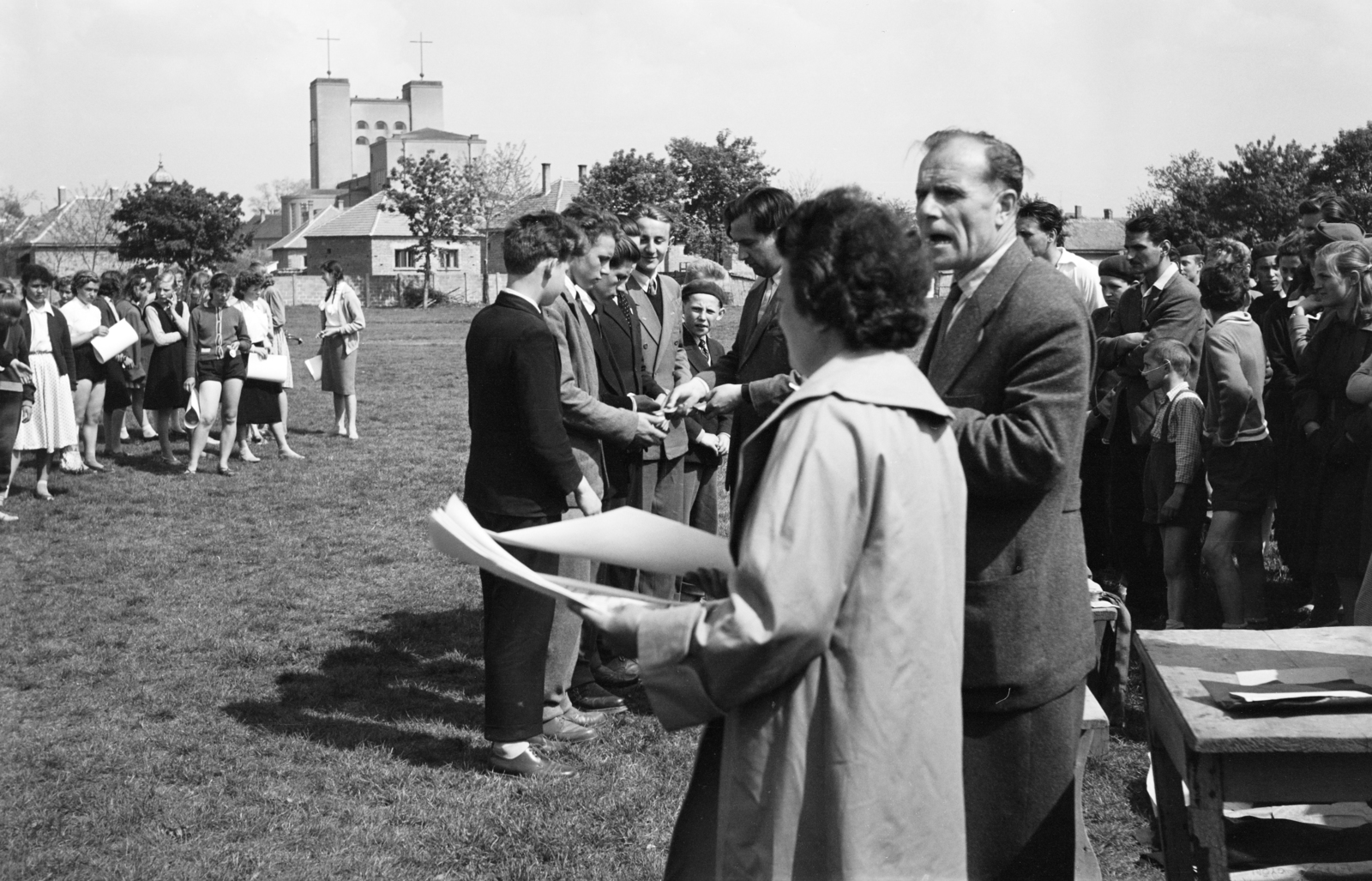 Magyarország, Csorna, sporttelep, háttérben a Jézus Szíve-templom., 1963, Lipovits Károly, díjkiosztó, Fortepan #271336