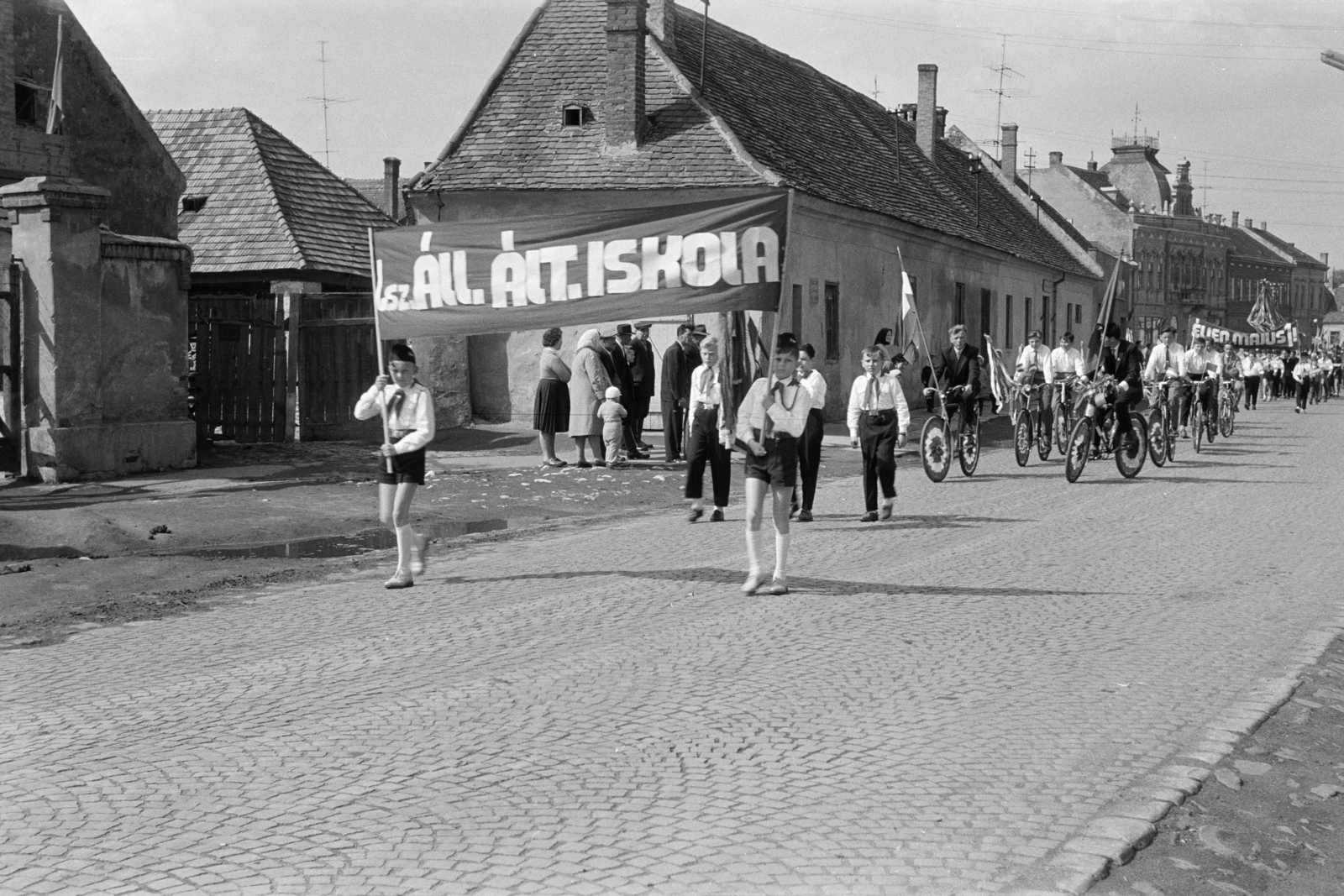 Hungary, Csorna, Soproni út (Vörös Hadsereg útja), május 1-i felvonulás, háttérben távolabb a Szent István (Szabadság) tér melletti épületek láthatók., 1964, Lipovits Károly, Fortepan #271342