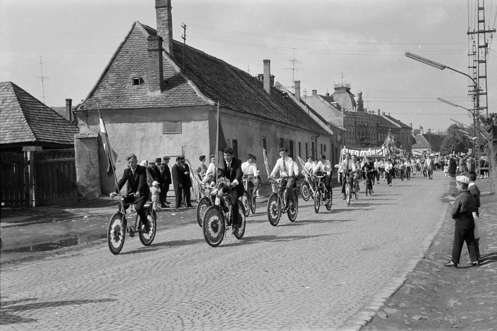 Hungary, Csorna, Soproni út (Vörös Hadsereg útja), május 1-i felvonulás, háttérben távolabb a Szent István (Szabadság) tér melletti épületek láthatók., 1964, Lipovits Károly, hubcap, Fortepan #271343