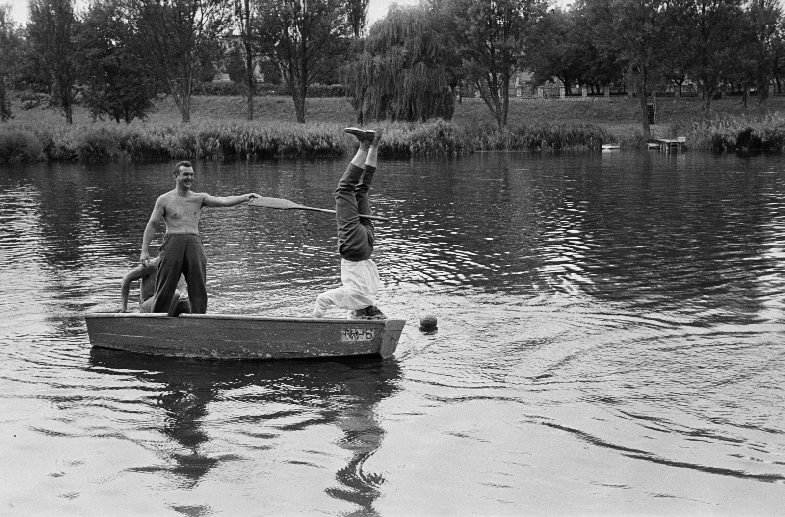 Hungary, Sopron, Nagytómalom, háttérben az ÉDÁSZ üdülő., 1962, Lipovits Károly, feat, boating, handstand, Fortepan #271374